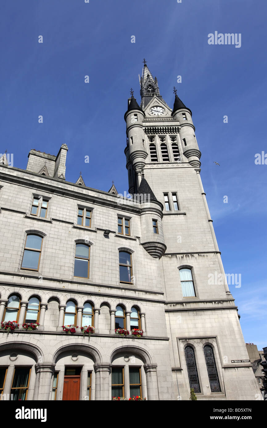 Das imposante Gebäude der grauen Granit Stadthauses in Aberdeen, Schottland, Großbritannien, die auch der Sheriff Court beherbergt Stockfoto