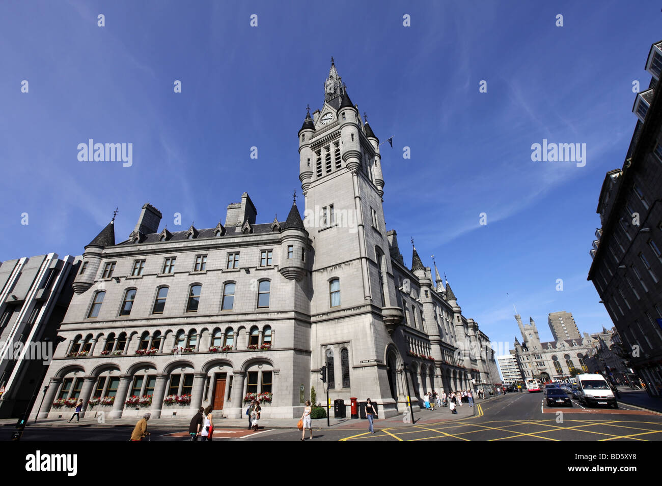 Das imposante Gebäude der grauen Granit Stadthauses in Aberdeen, Schottland, Großbritannien, die auch der Sheriff Court beherbergt Stockfoto