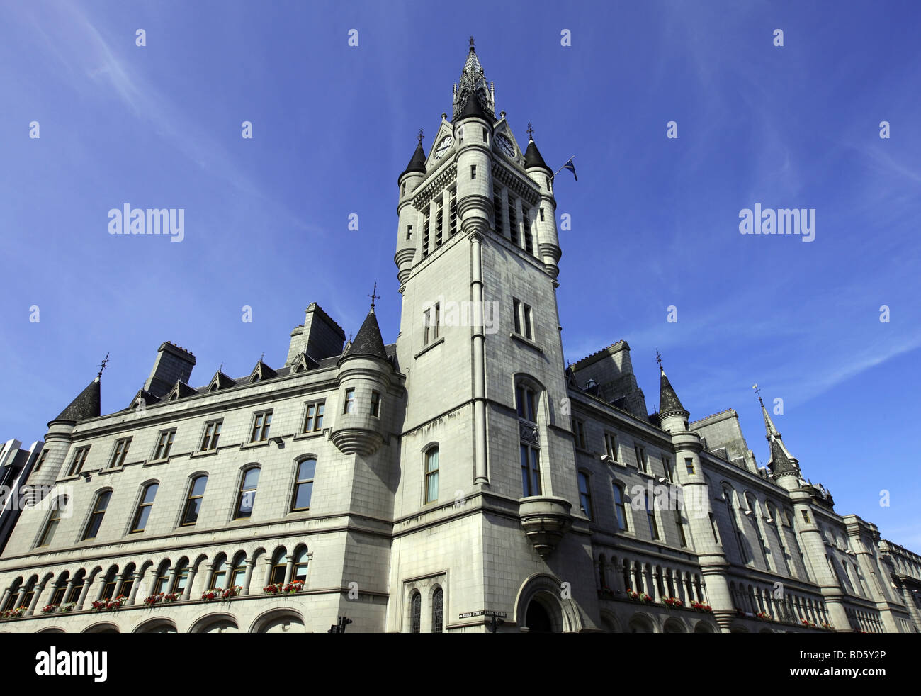 Das imposante Gebäude der grauen Granit Stadthauses in Aberdeen, Schottland, Großbritannien, die auch der Sheriff Court beherbergt Stockfoto