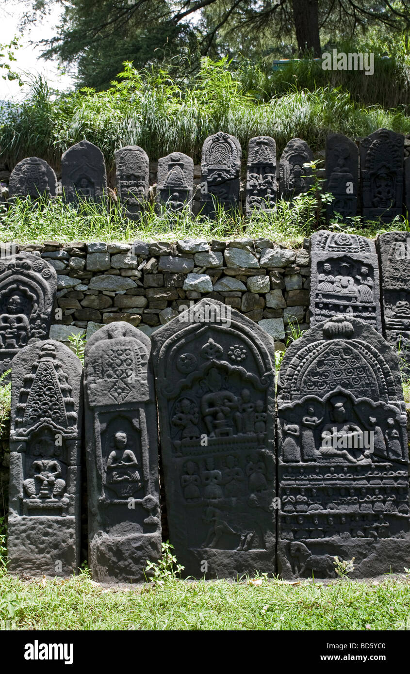 Alte geschnitzte Steinen. Urusvati Himalaya Folk und Kunstmuseum. Naggar. Indien Stockfoto
