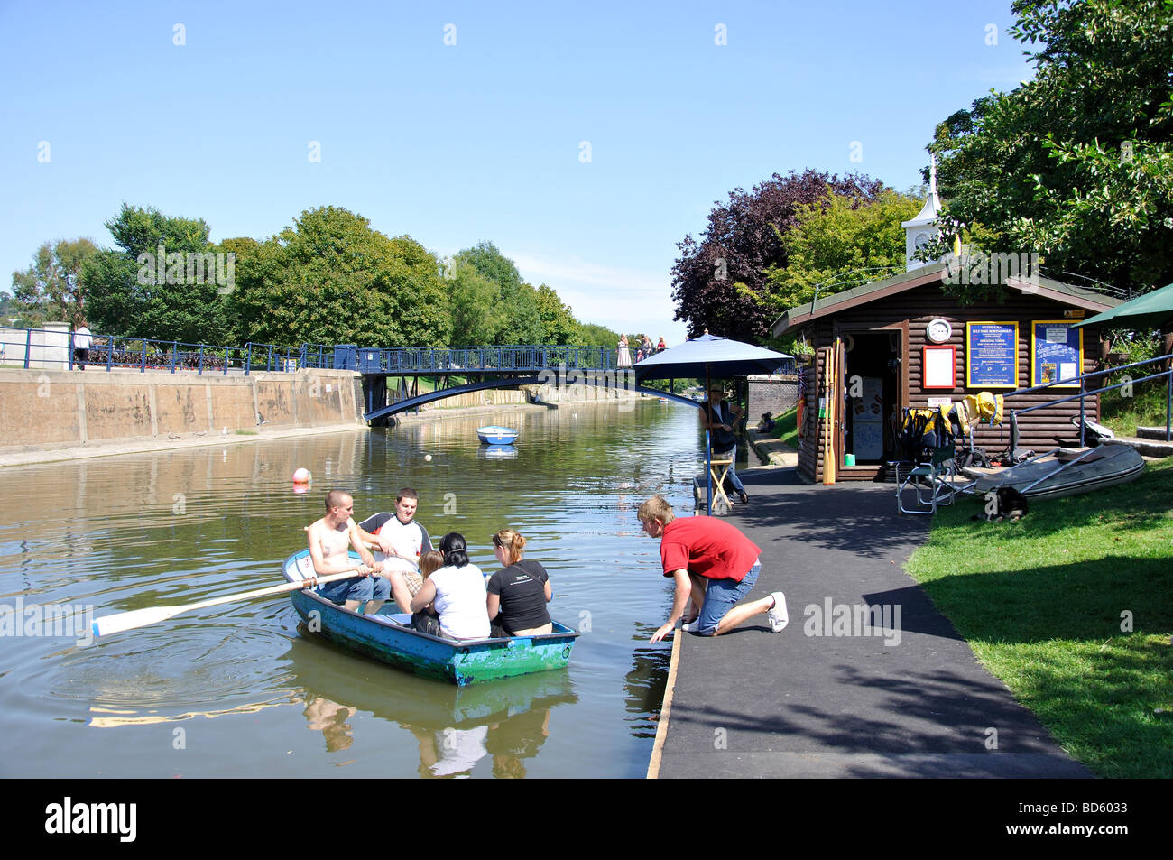 Bootfahren auf der Royal Military Canal, Hythe, Kent, England, Vereinigtes Königreich Stockfoto