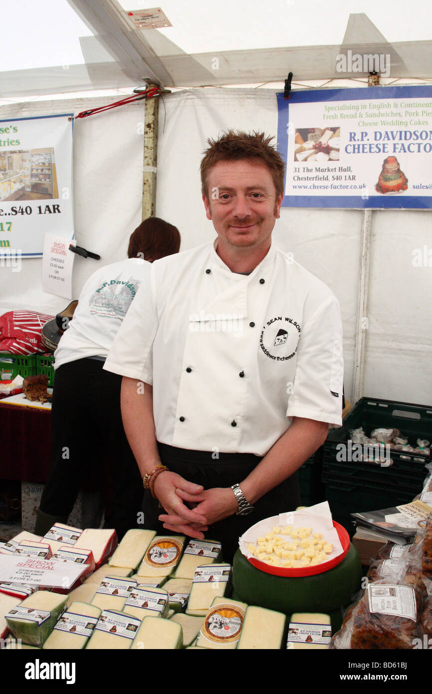 Ehemaligen Coronation Street Schauspieler Sean Wilson auf seinem Saddleworth Cheese Company Stall Bakewell Neuheitendienst. Stockfoto