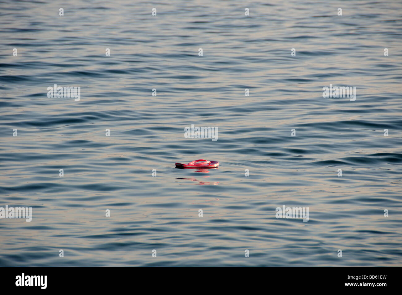 Flip flop auf dem Meer schwimmend Stockfoto Flip flop auf dem Meer schwimmend Stockfoto