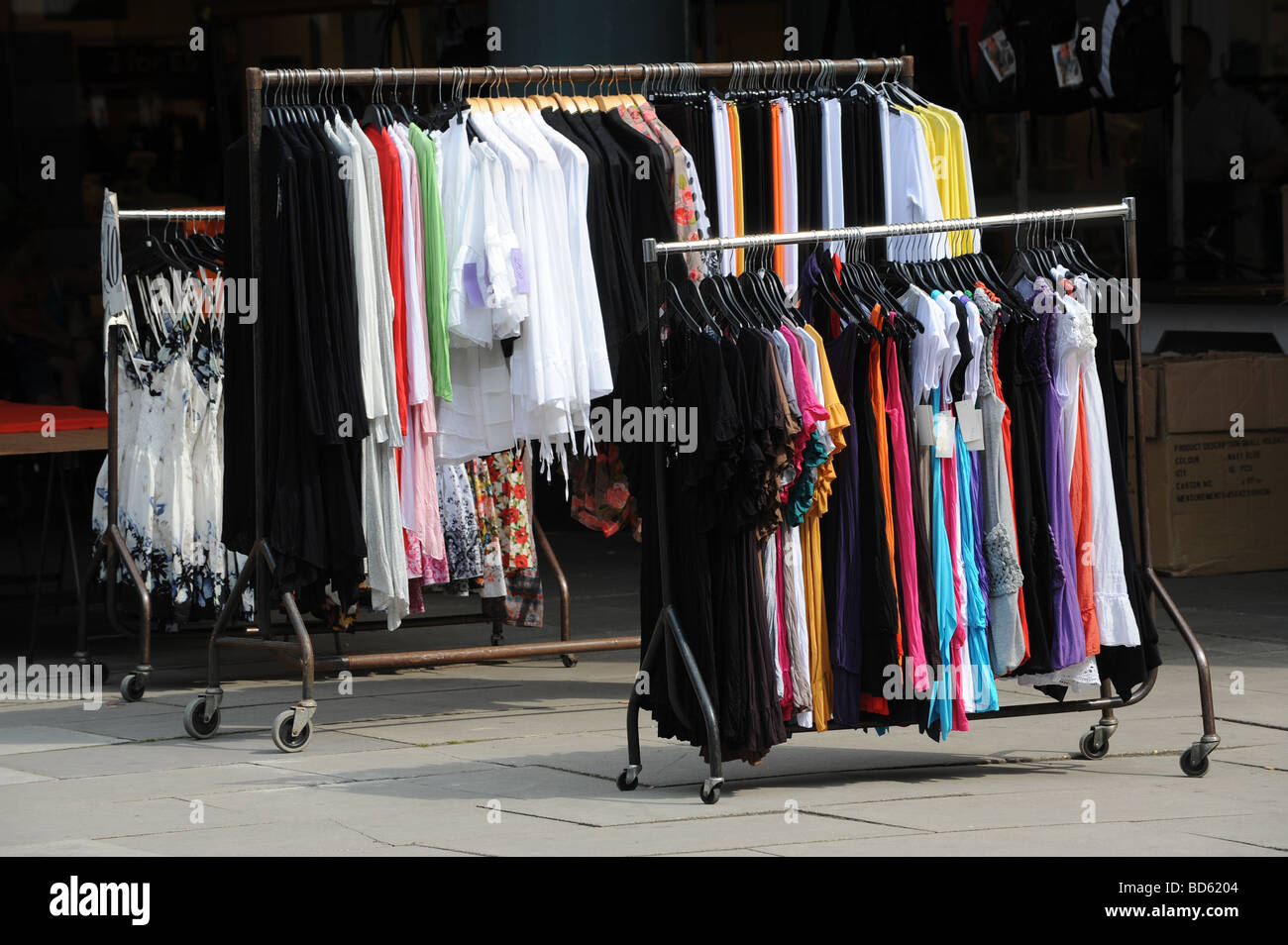 Aufhängen von Kleidern in einem freien Markt verkauft werden warten. Stockfoto