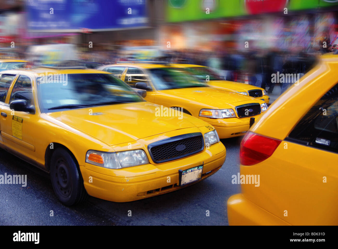 Gelbe Taxis gefangen im Feierabendverkehr in Times Sq in New York City Stockfoto