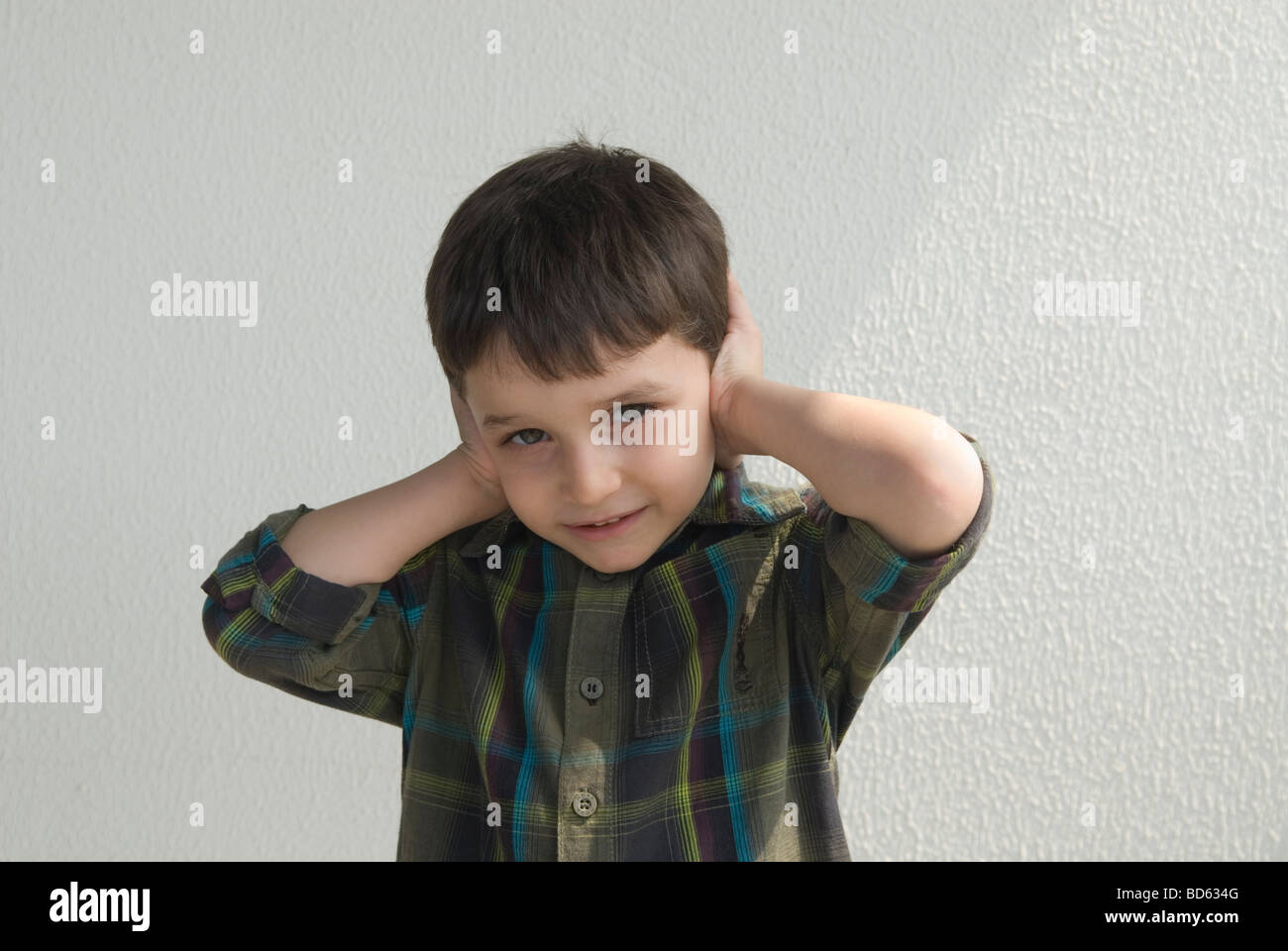 Kleiner Junge übergibt Ohren Stockfoto