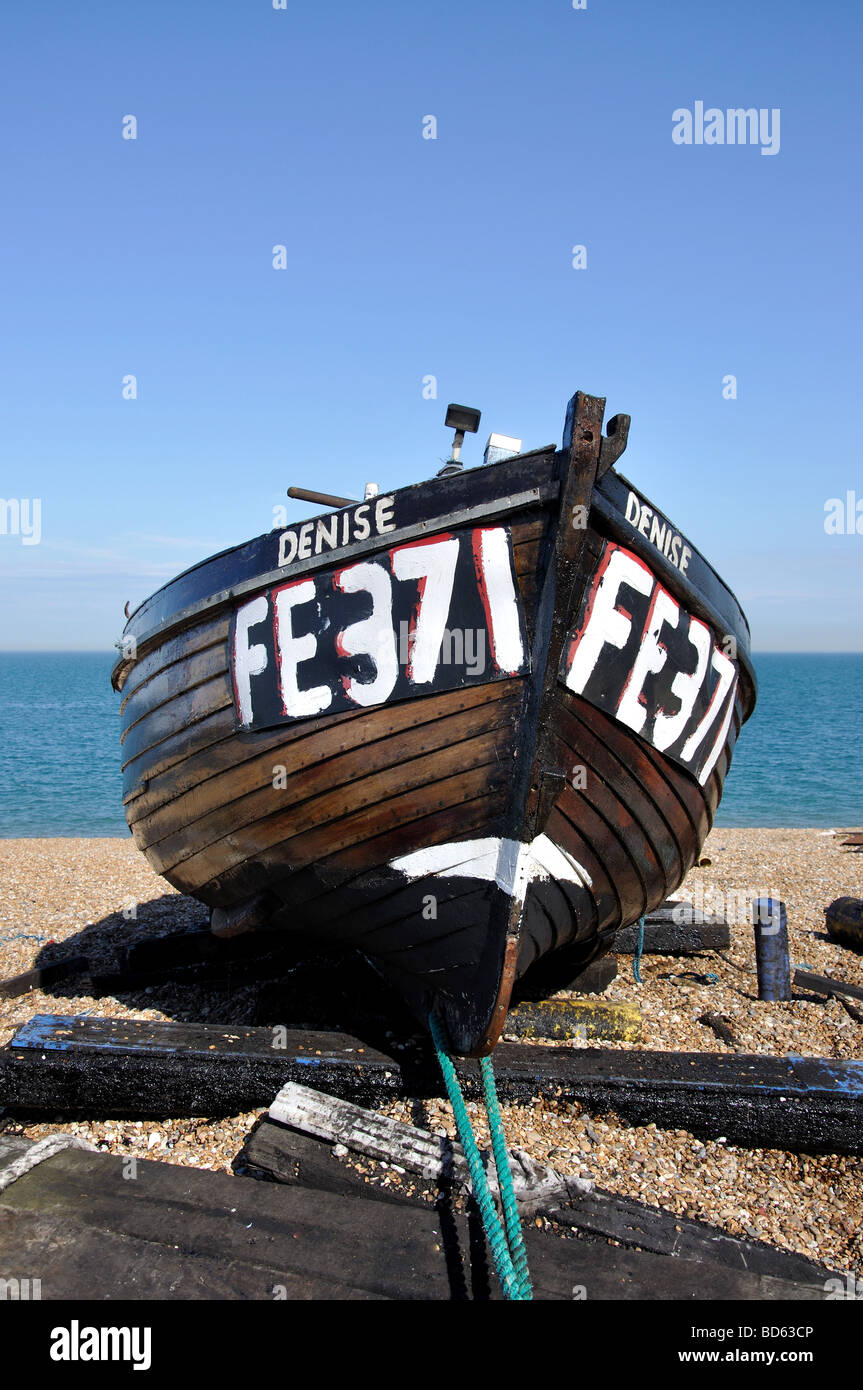 Hölzerne Angelboot/Fischerboot am Strand, Deal, Kent, England, Vereinigtes Königreich Stockfoto