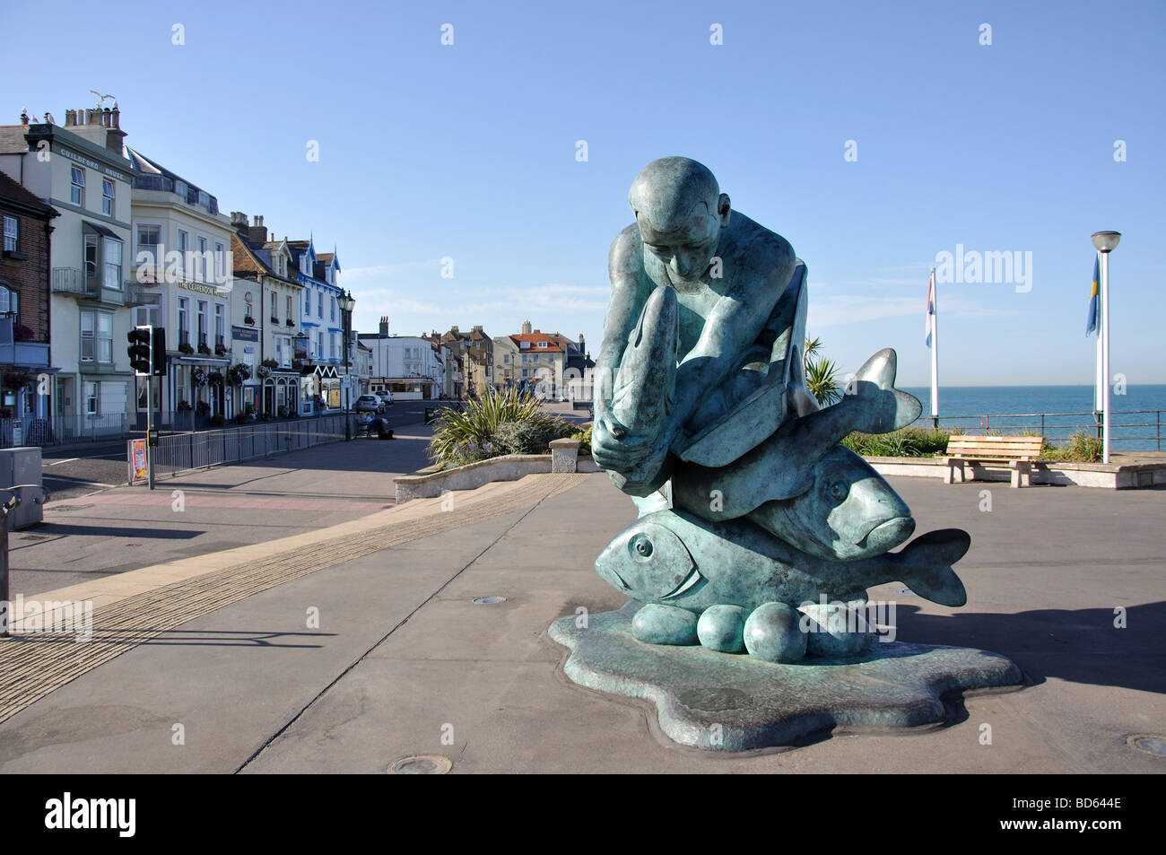 "Embracing am Meer" Skulptur und direkt am Strand, Deal, Kent, England, Vereinigtes Königreich Stockfoto