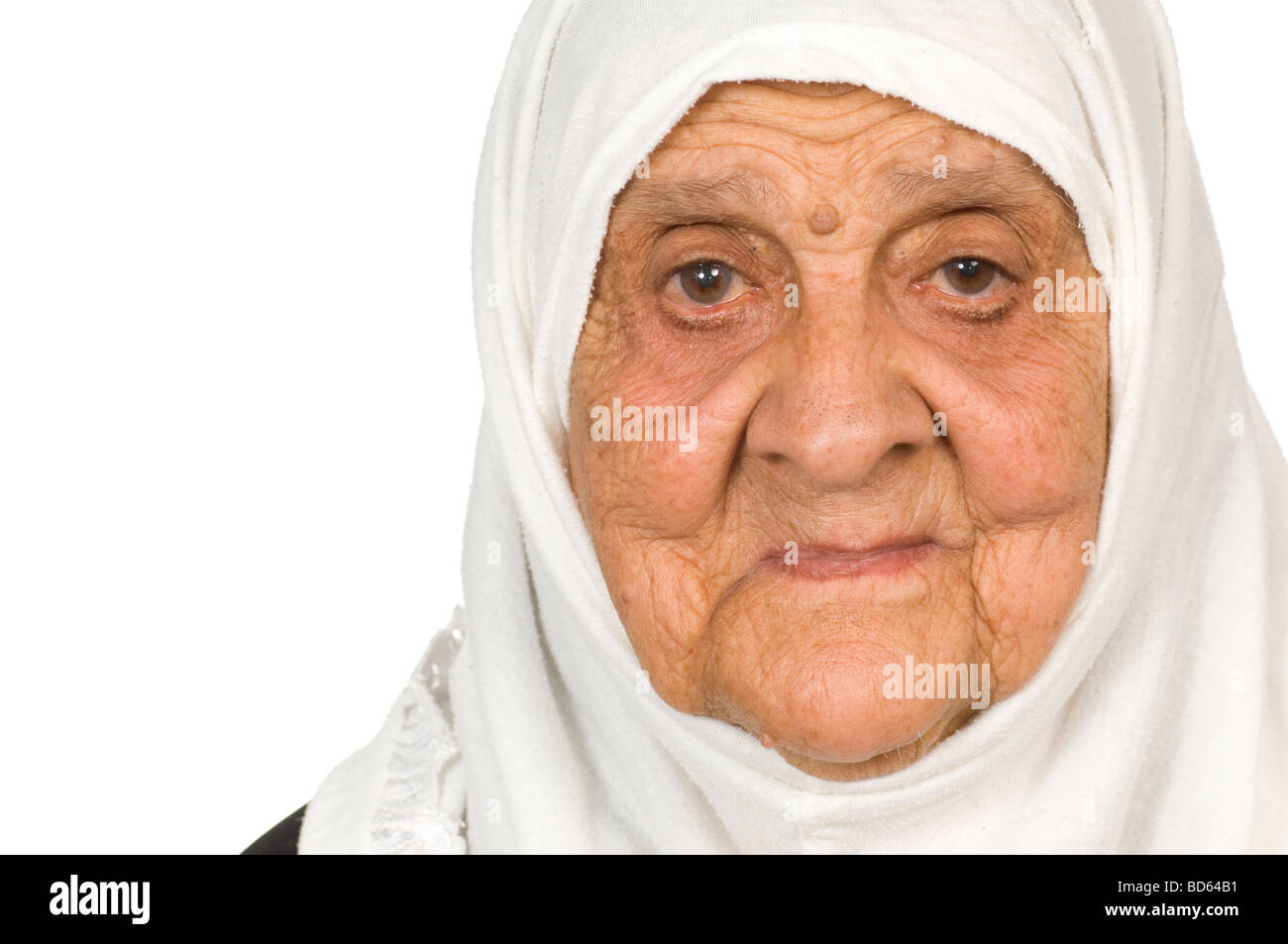 Nahaufnahme einer alten Frau vor einem weißen Hintergrund Stockfoto