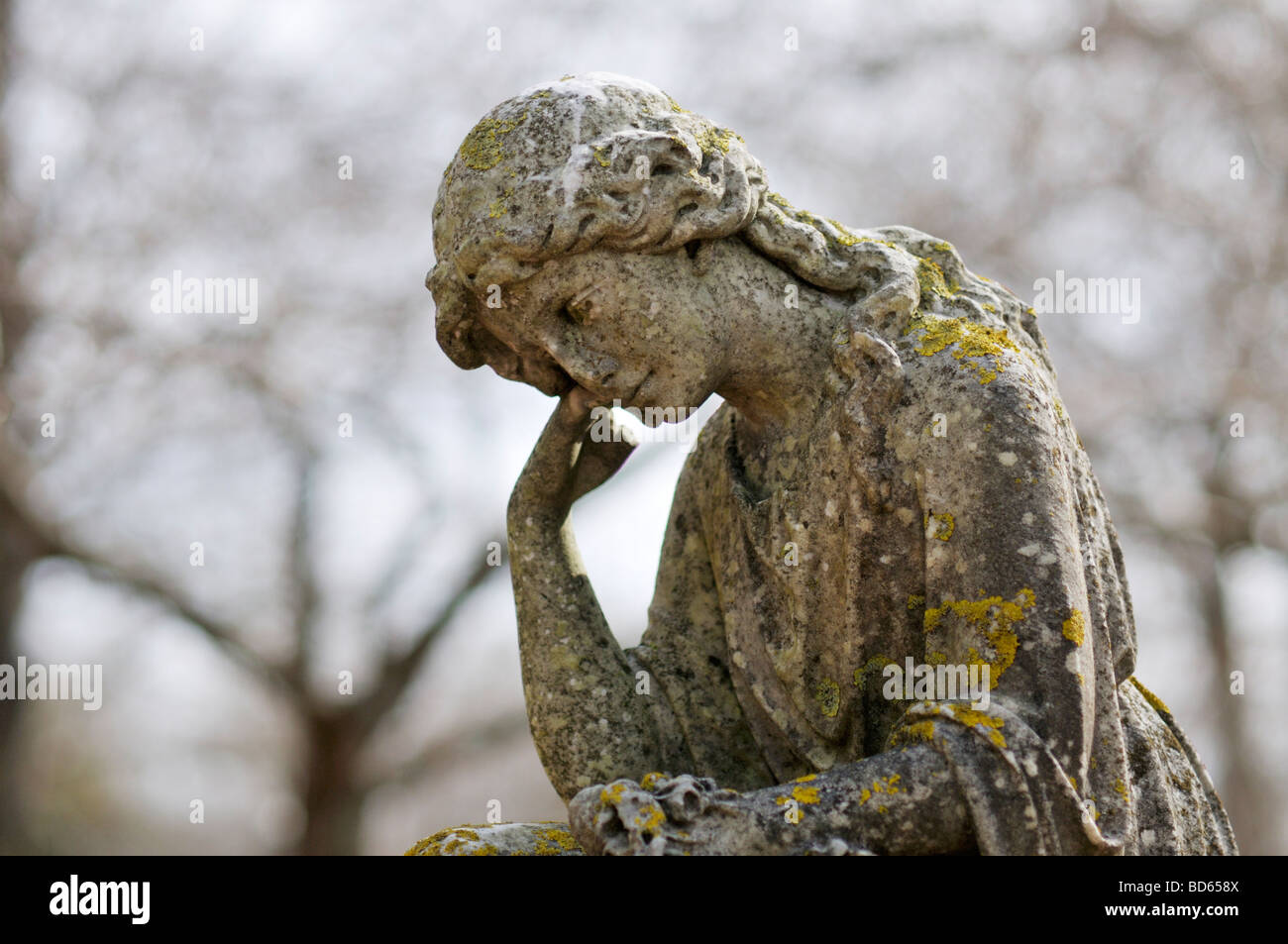 Unheimlichen Friedhof Statue Frau mit Kopf in der hand denken Stockfoto