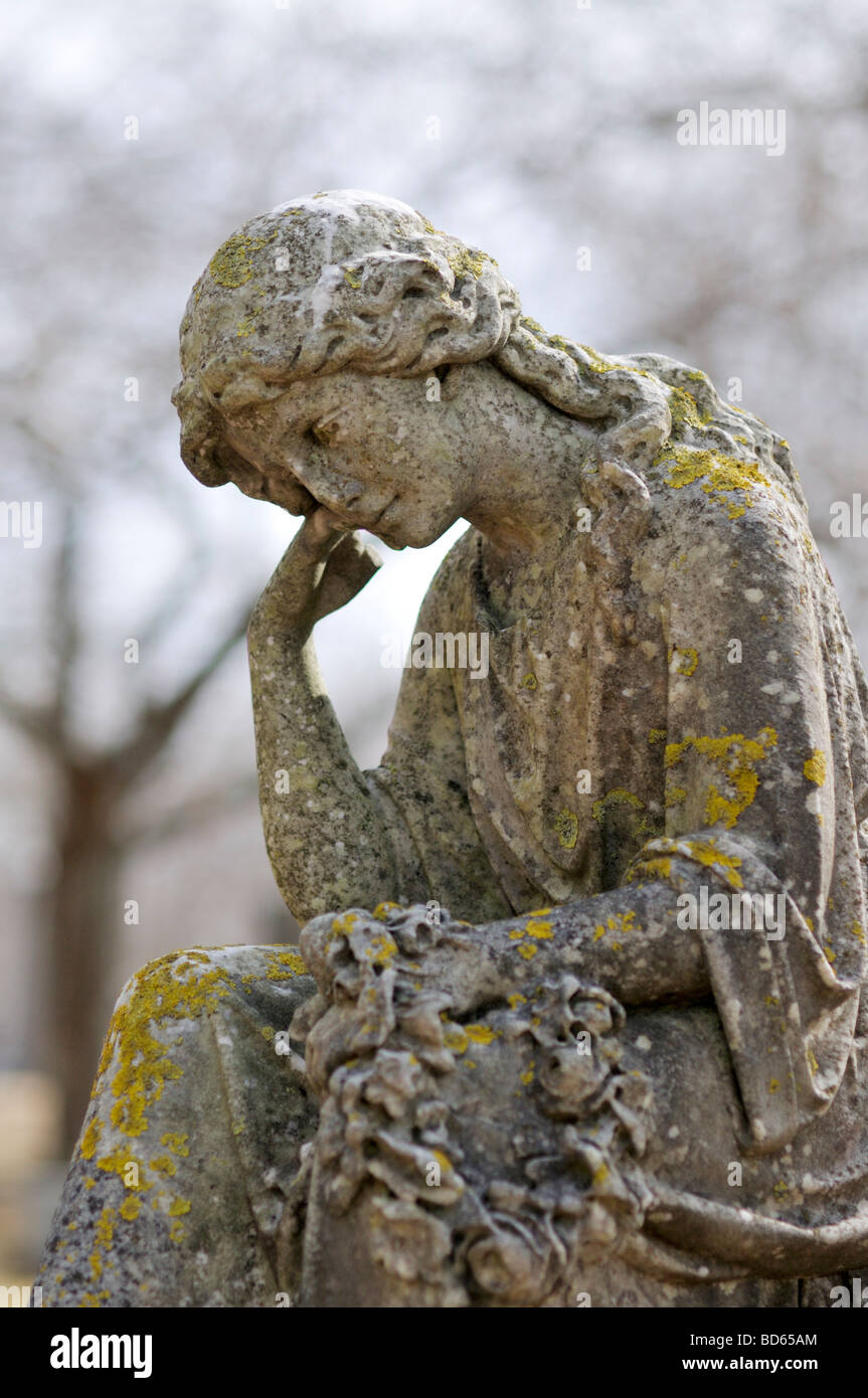 Unheimlichen Friedhof Statue Frau mit Kopf in der hand denken Stockfoto