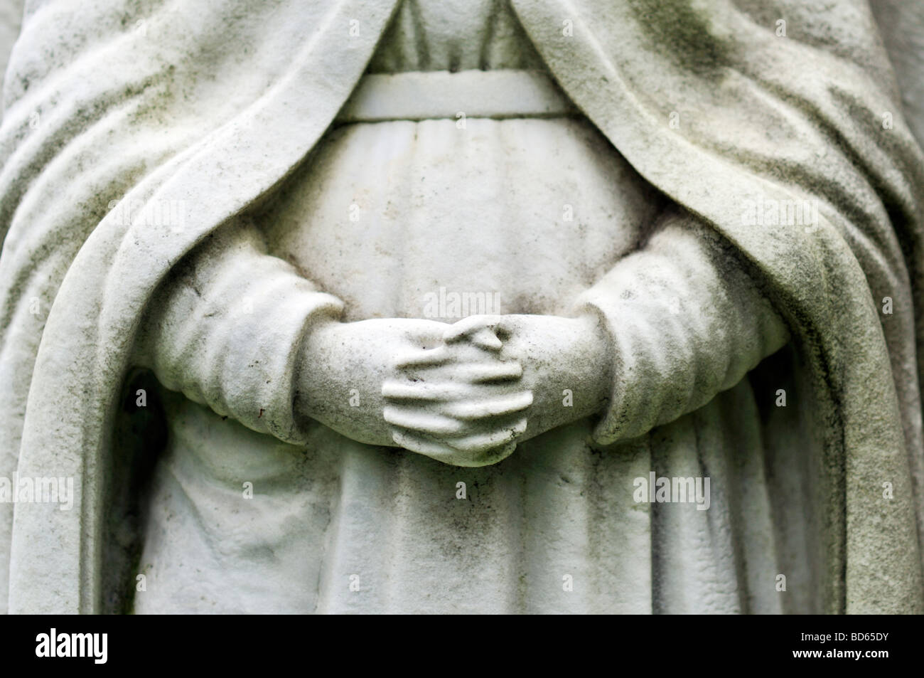 Gefalteten Händen auf Friedhof Statue beten Stockfoto