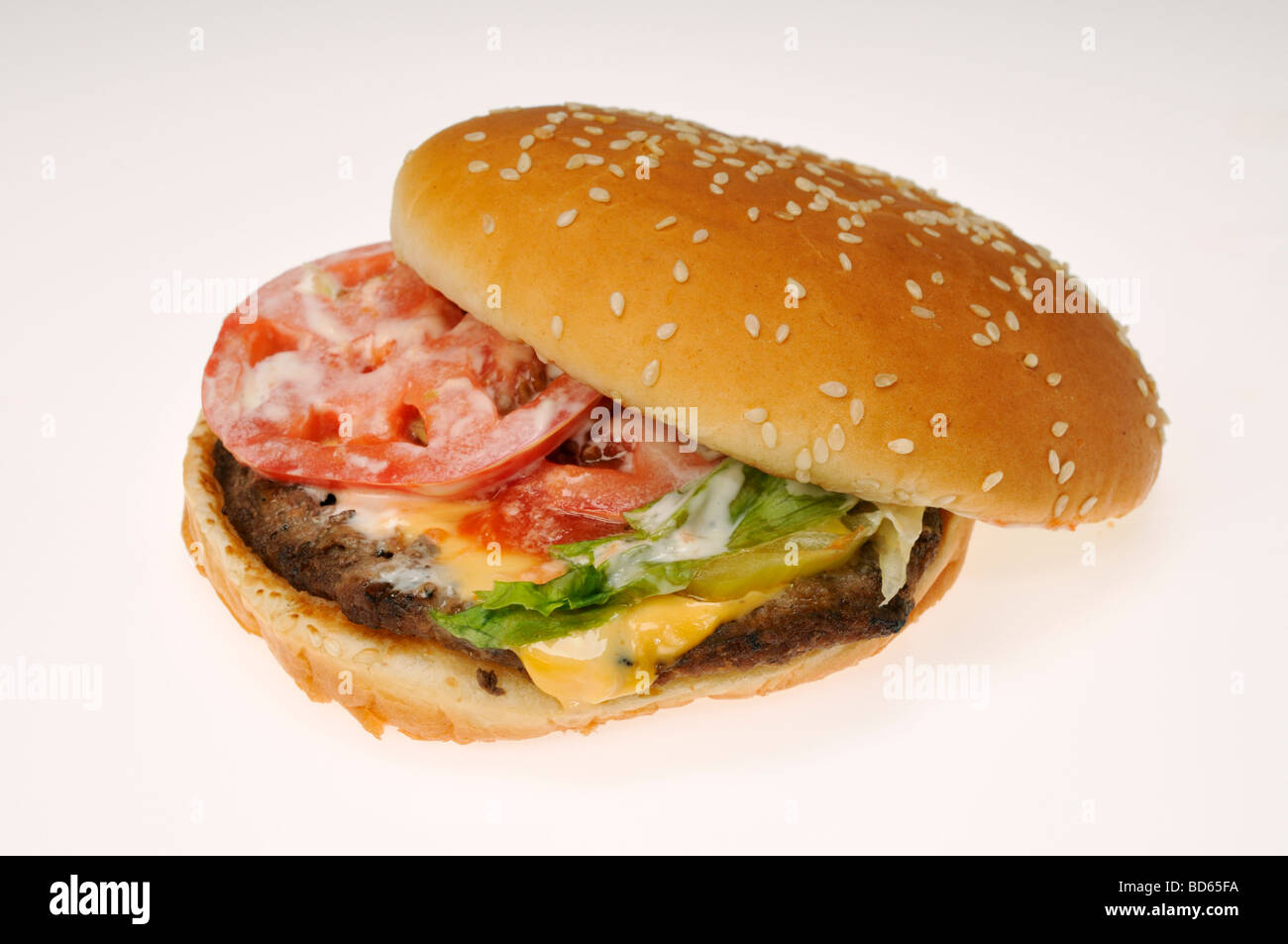 Burger King Whopper Cheeseburger mit Tomaten Salat und Mayonnaise auf Brötchen Stockfoto