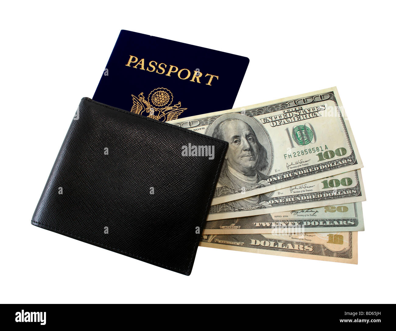 schwarze Leder-Portemonnaie mit US-Pass und US-Dollar auf weißem Hintergrund Stockfoto