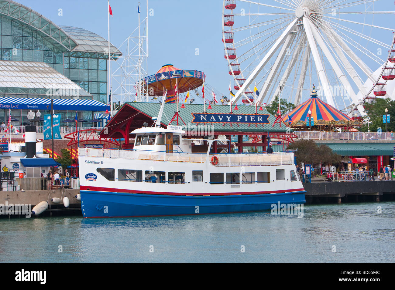 Chicago, Illinois.  Navy Pier, Touristenboot und Riesenrad. Stockfoto