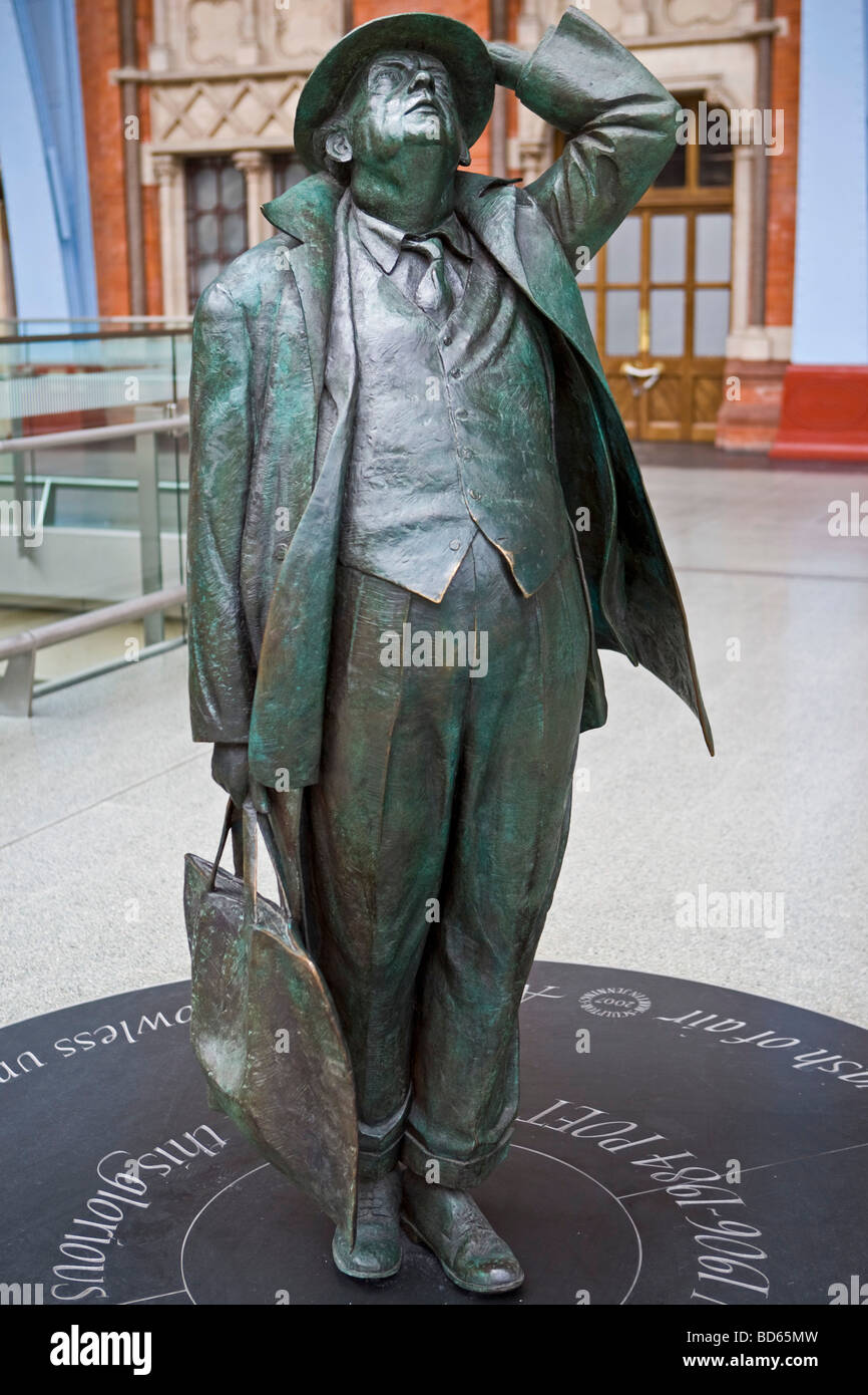 Statue des Dichters John Betjeman des Bildhauers Martin Jennings bei St Pancras Bahnhof St Pancras, London, England, Stockfoto