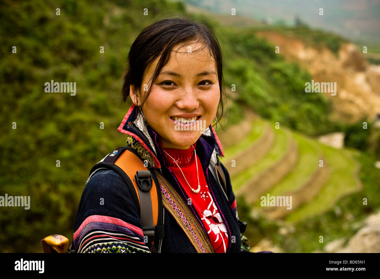 Ein junges Mädchen aus der Black Hmong Bergstämme in Sapa Vietnam steht für ein Porträt in den nördlichen Bergen des Landes Stockfoto