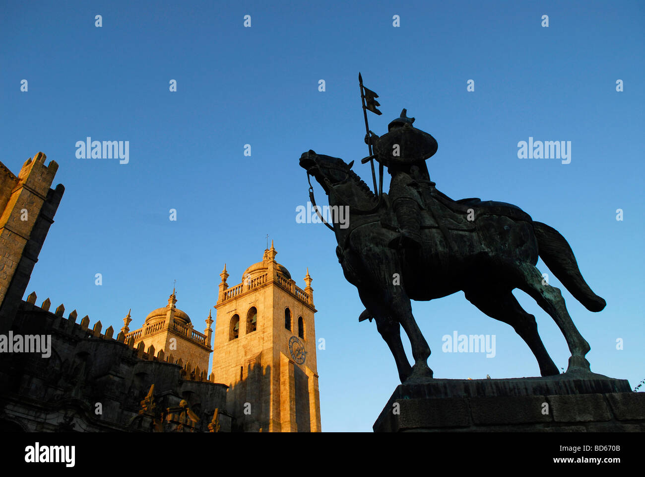 Porto (Portugal): Kathedrale und statue Stockfoto