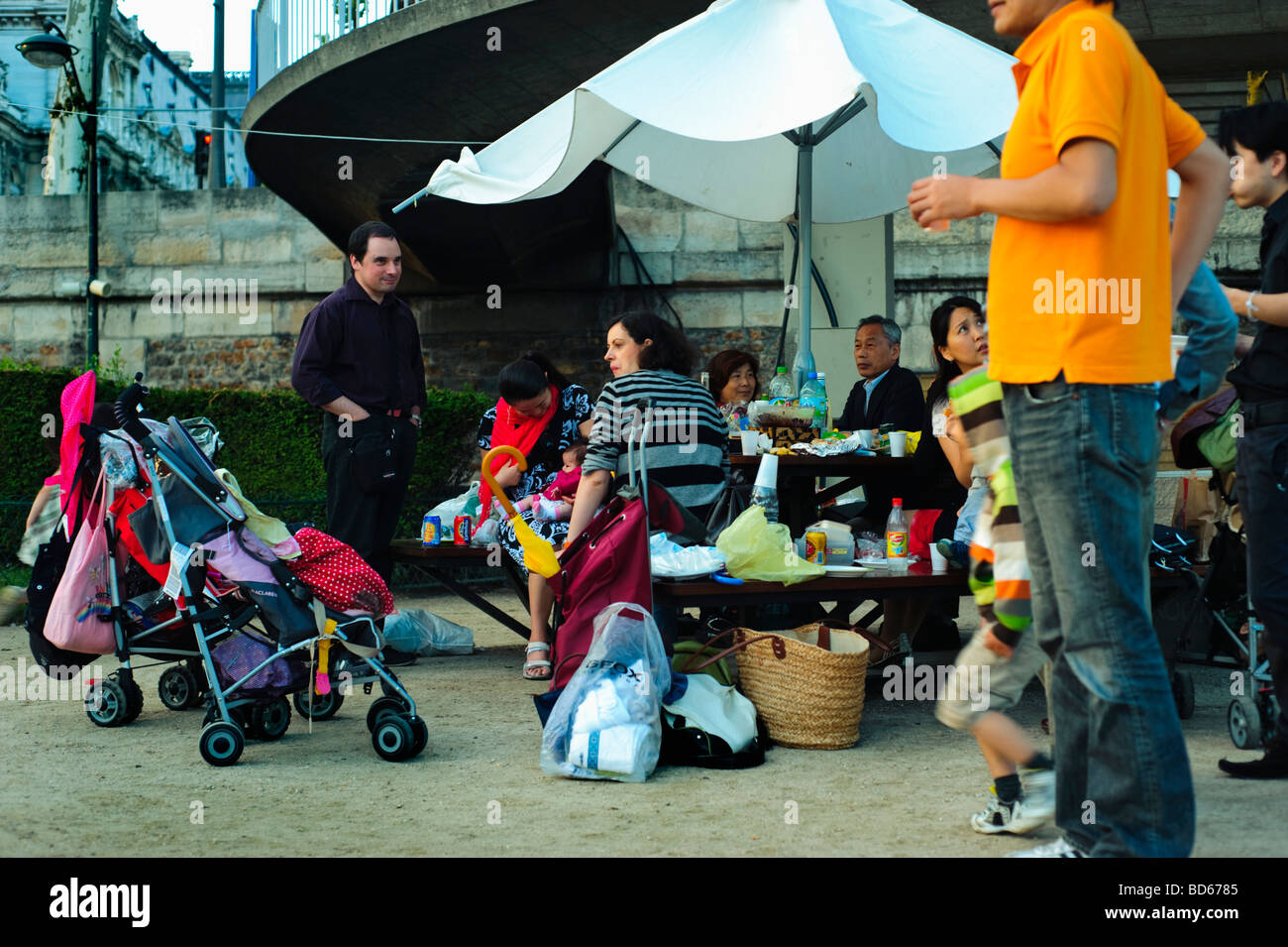 Paris Frankreich, öffentliche Veranstaltungen, kleine Menschenmassen, Touristen, Familien Picknick am 'seine River' Quay im 'Paris Plage' Holiday Kids Stockfoto