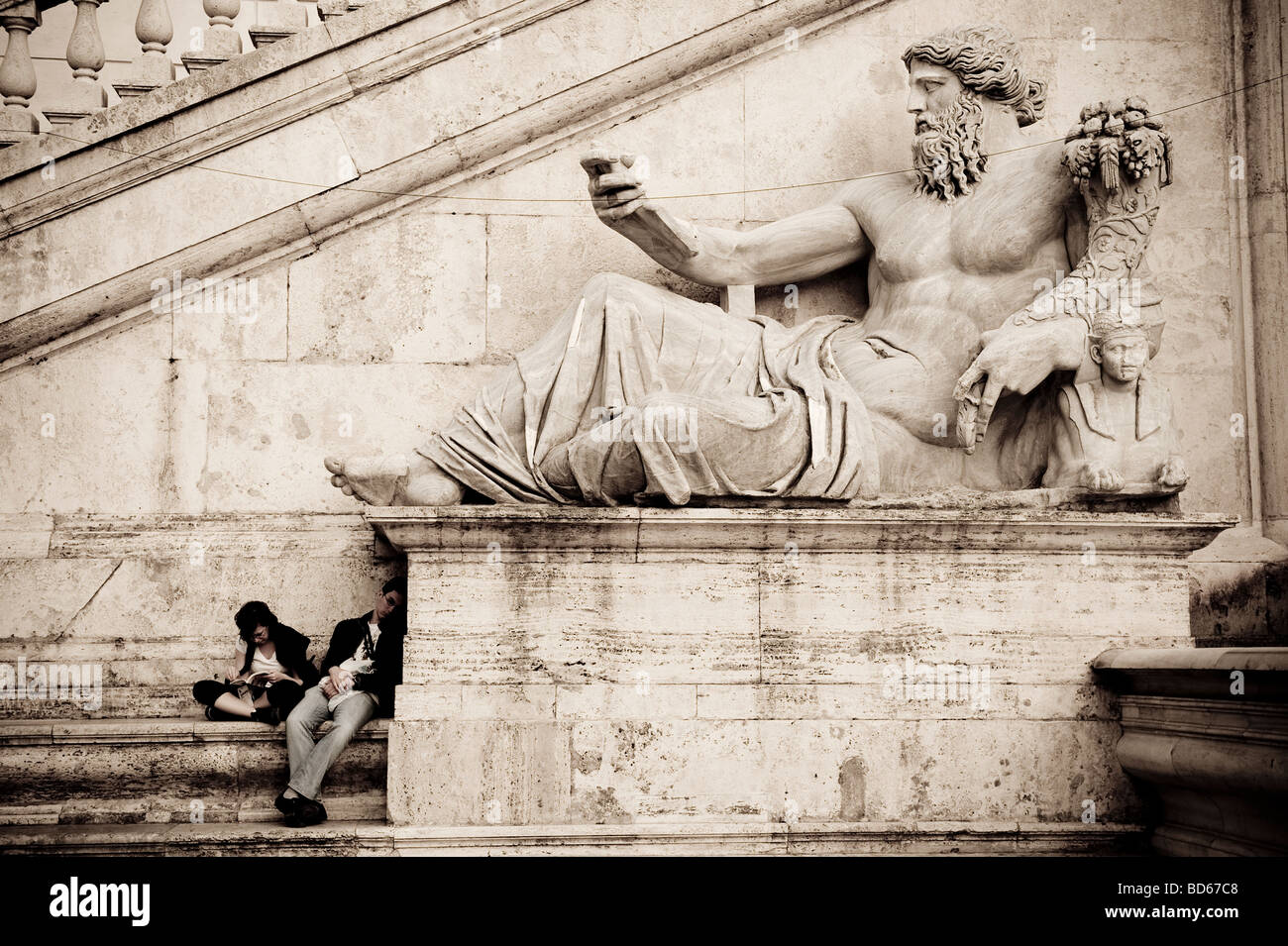 Touristen, die Ruhe auf der Piazza von großen Statue, Campidoglio, Rom, Italien Stockfoto