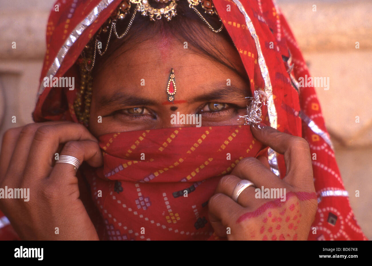 Schöne Augen einer Frau in Nationalkostüm in Jaisalmer Rajasthan Indien Stockfoto