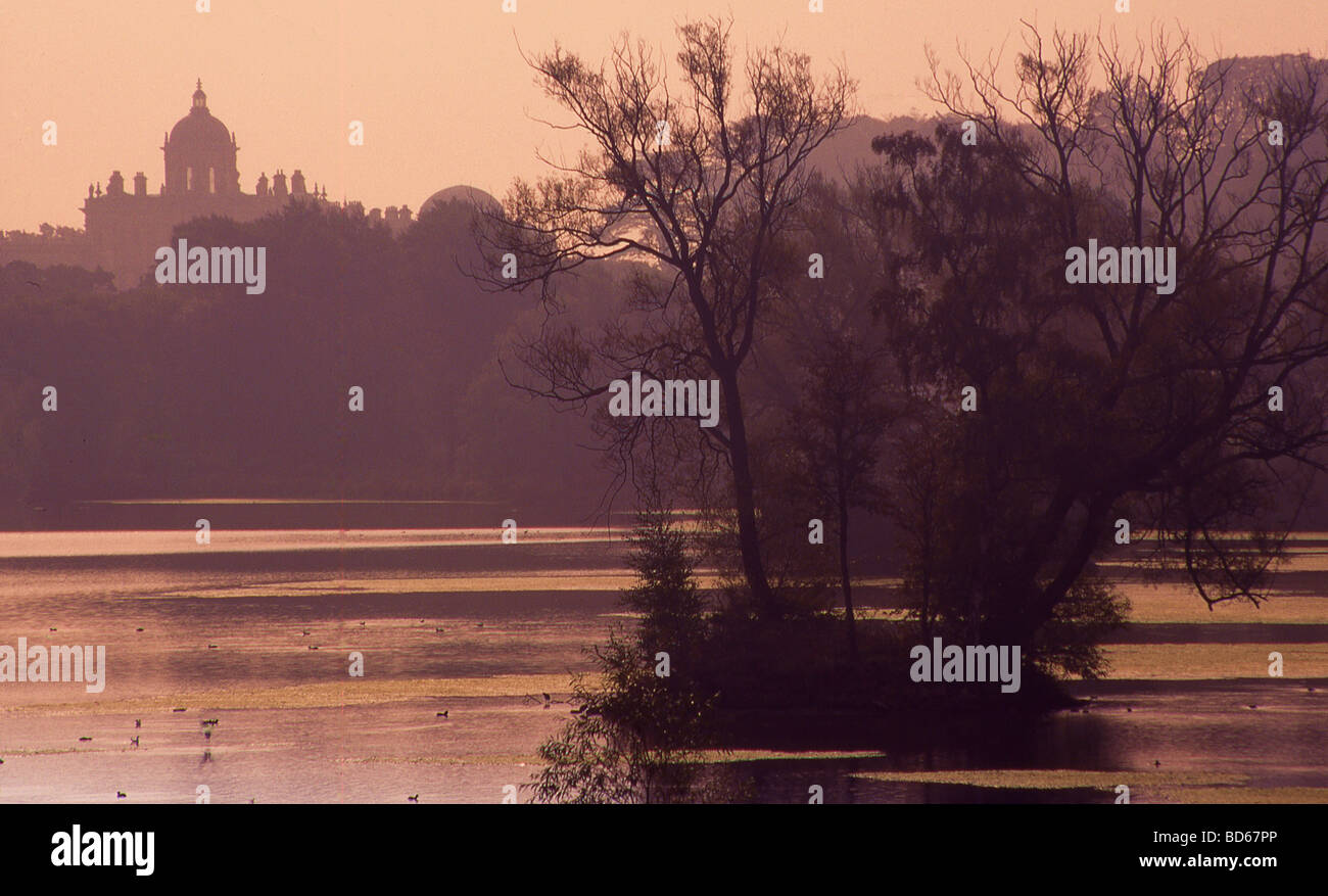 Eine friedliche Szene mit Herrenhaus in Ferne Stockfoto