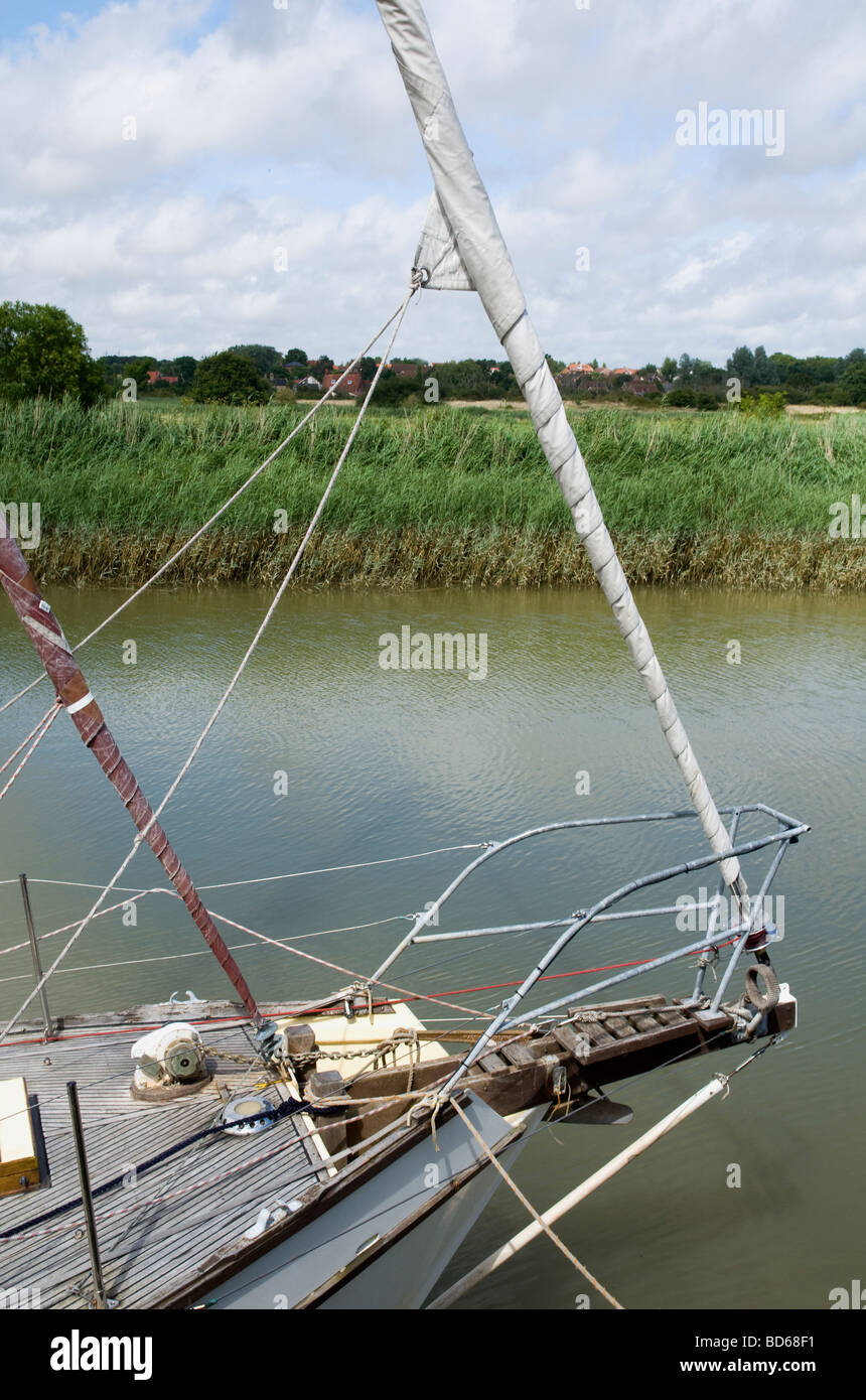 Bug eines Segelschiffes auf dem Fluß Alde, bei Snape Maltings, Suffolk, England Stockfoto