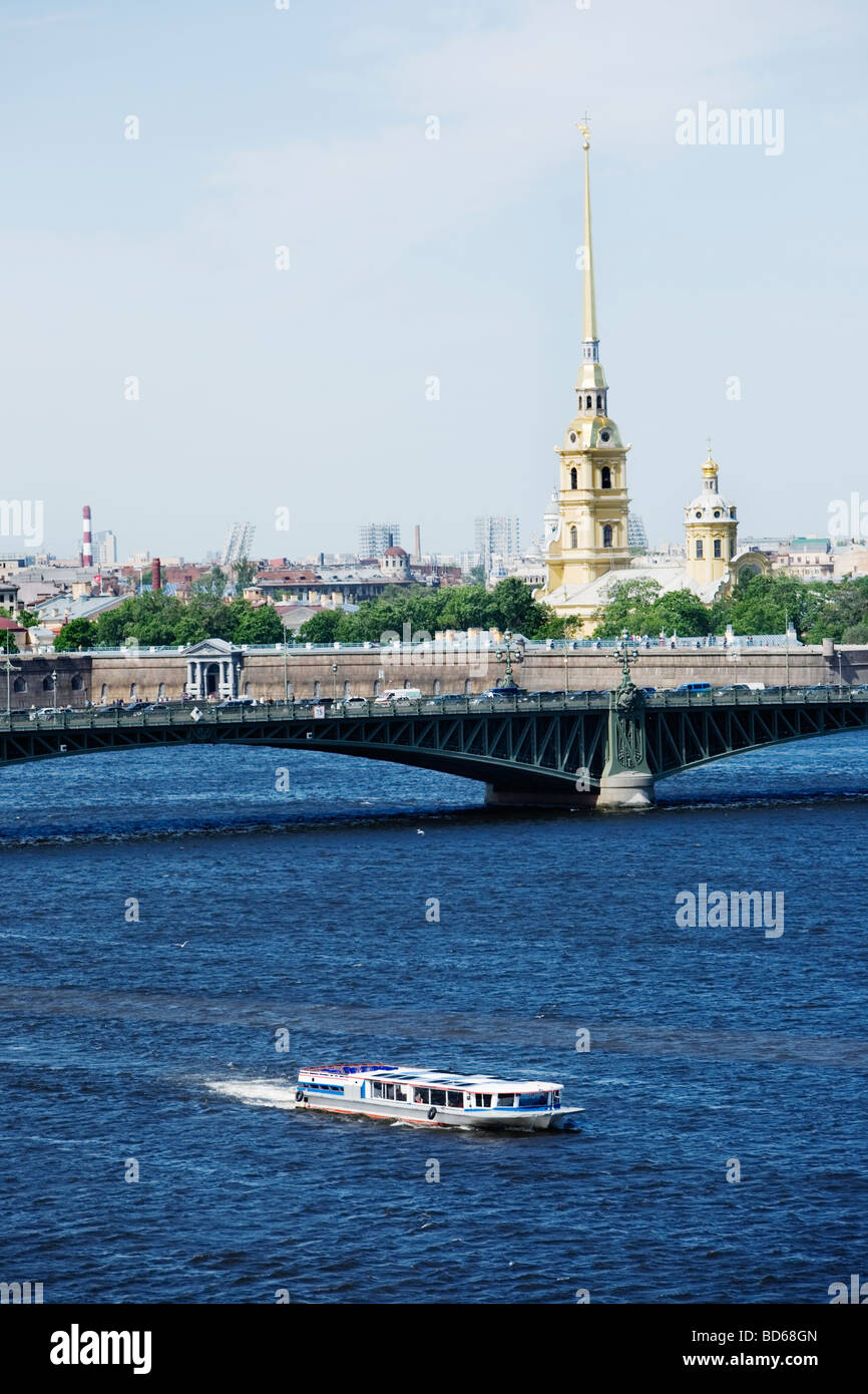 Ein Fahrgastschiff am Newa-Ufer in der Nähe von Peter und Paul Fortress in St. Petersburg, Russland. Stockfoto