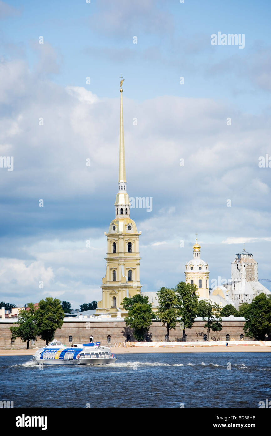 Ein Fahrgastschiff am Newa-Ufer in der Nähe von Peter und Paul Fortress in St. Petersburg, Russland. Stockfoto