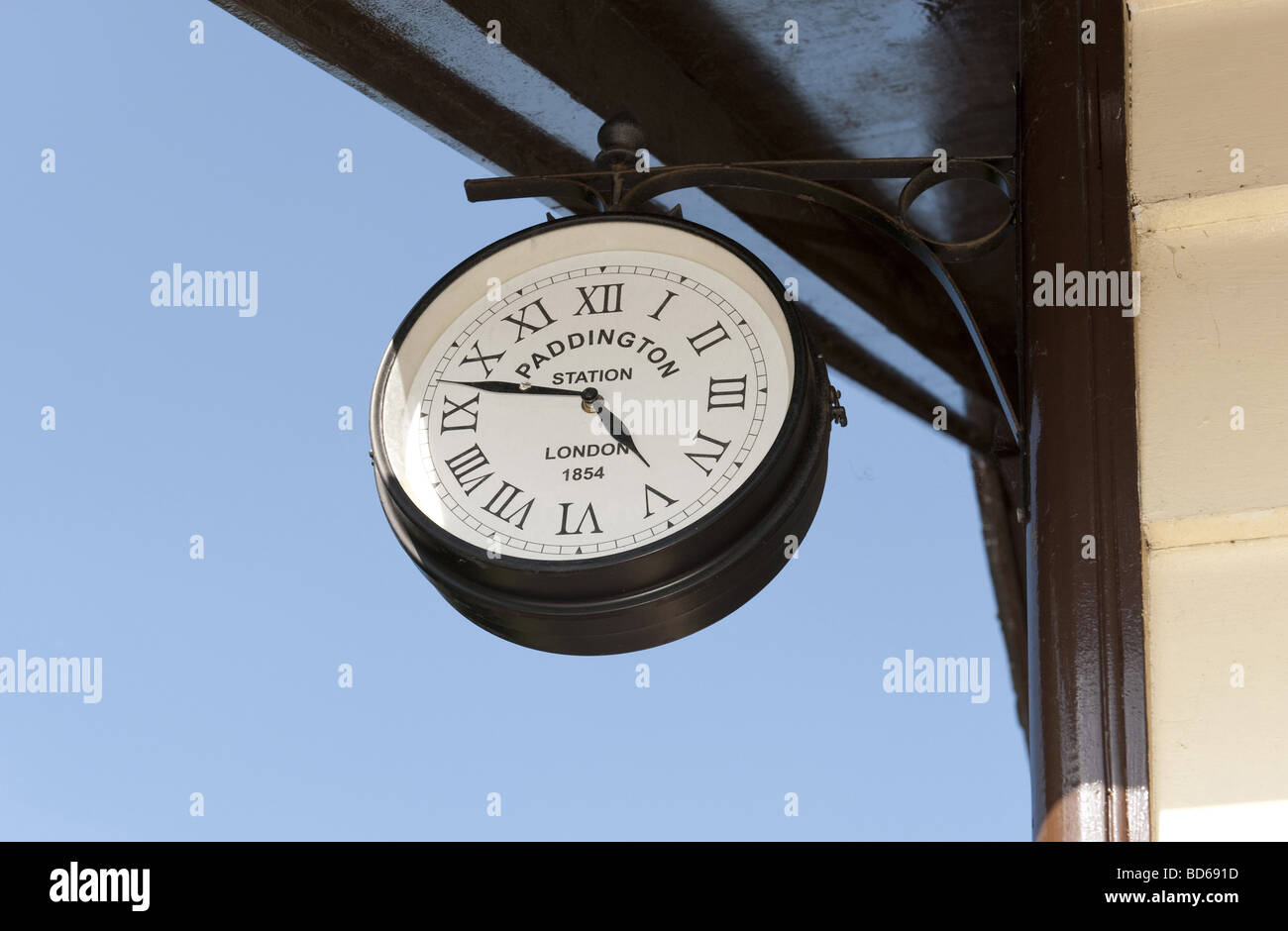 Wand hing Paddington Station Branding analoge Uhr mit römischen Ziffern Uhr Gesicht Angabe 4.47 Zeit vor einem blauen Himmel Stockfoto