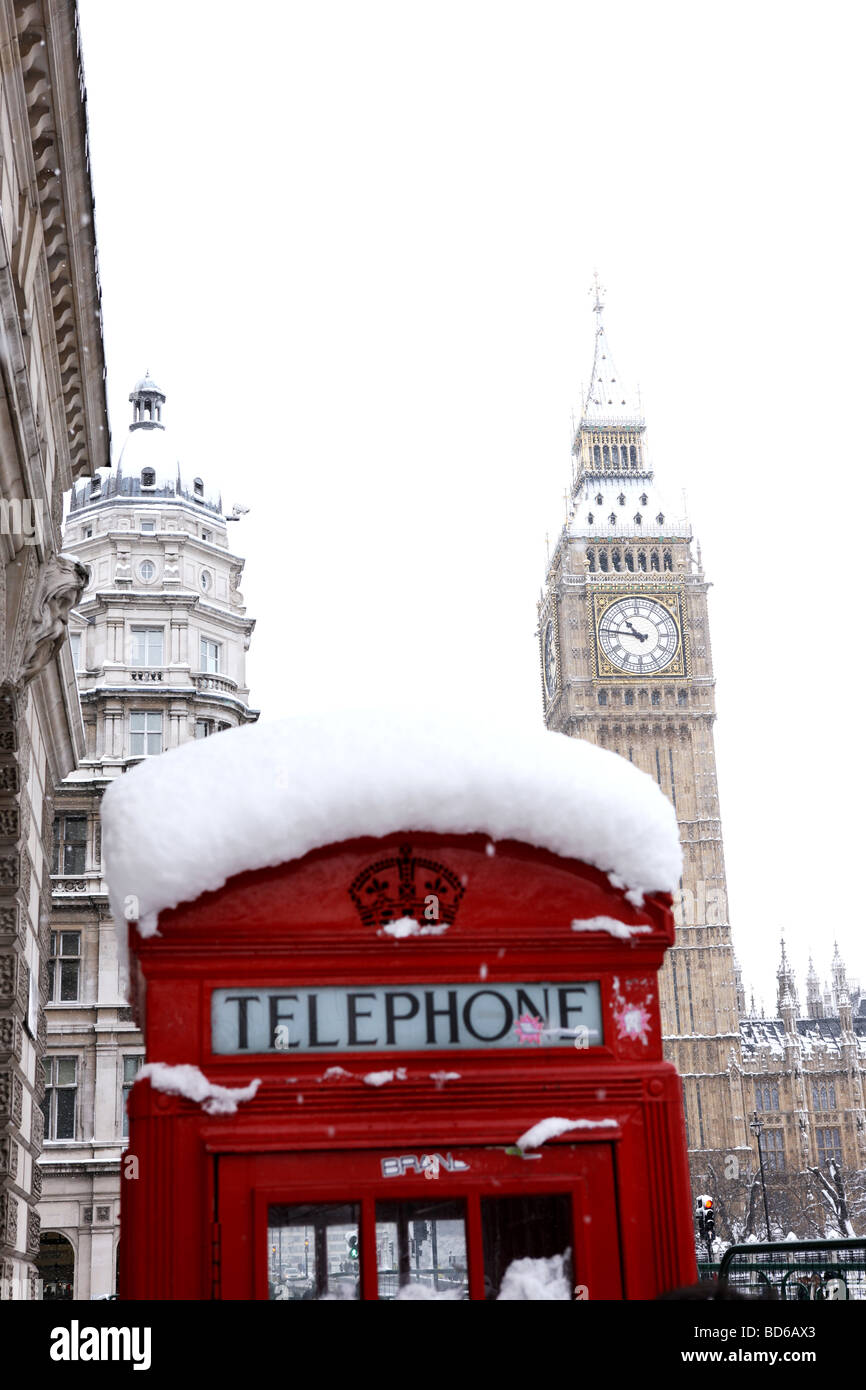 Big Ben und Telefonzelle im Schnee Stockfoto