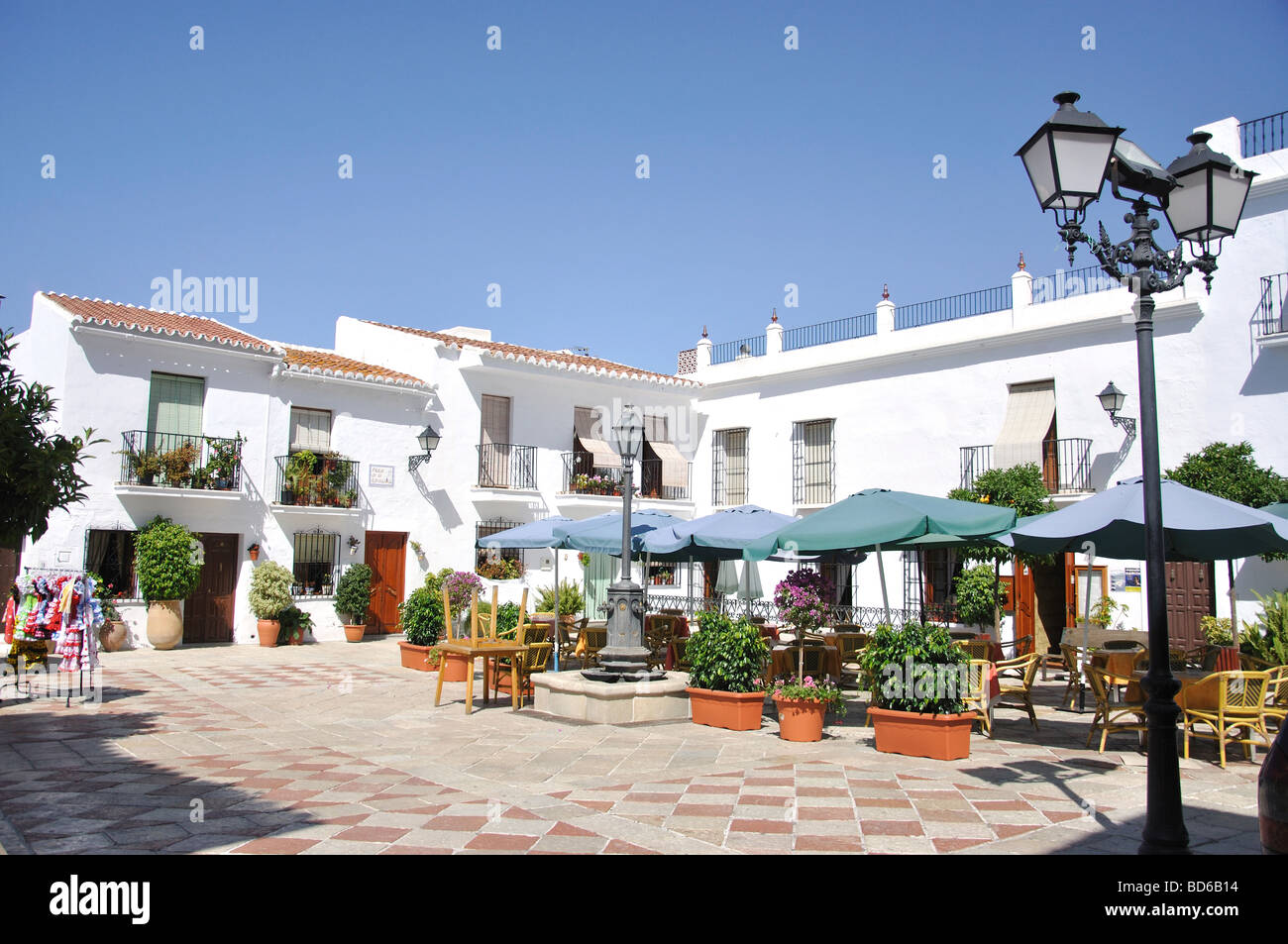 Plaza De La Iglesia, Frigliana, Costa del Sol, Provinz Malaga, Andalusien, Spanien Stockfoto