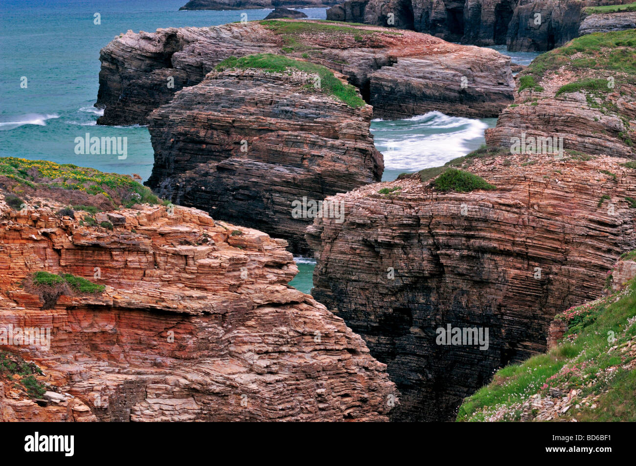 Spanien, Galicien: Blick auf den riesigen Felsen an der Küste rund um Strand "Praia als Catedrais aufsuchen" Stockfoto