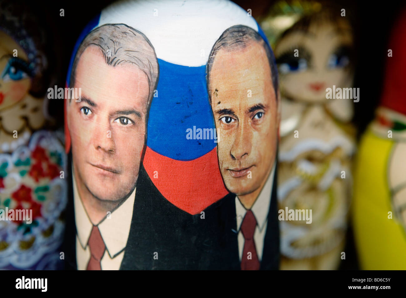 Putin und Medwedew porträtiert auf eine Matrjoschka (eine Puppe, die hat mehr ähnliche Puppen innen) in St. Petersburg, Russland. Stockfoto