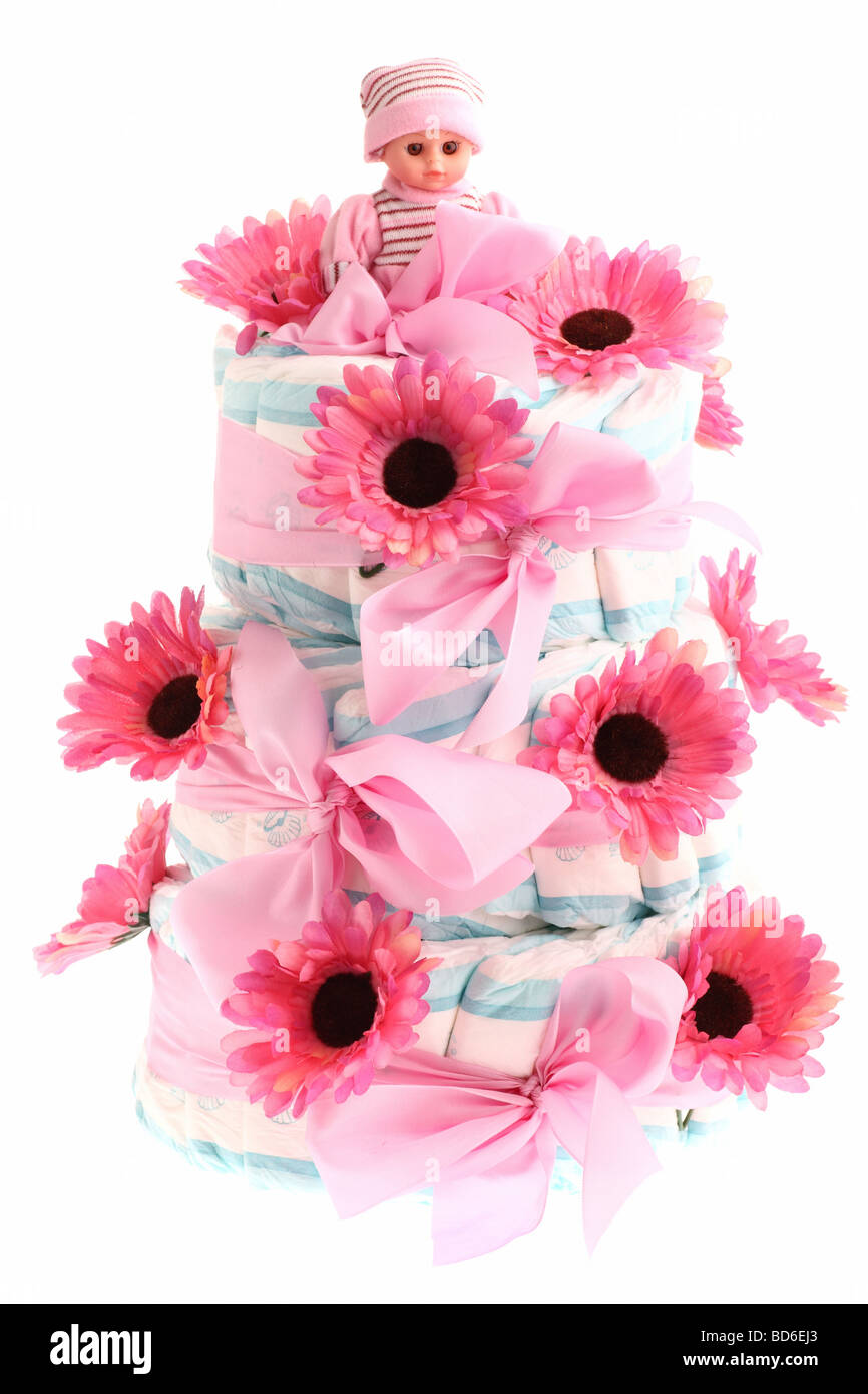Geburtstagskuchen von Windeln mit rosa Blüten und Puppe an der Spitze. Ein perfektes Geschenk für ein neugeborenes Kind. Isoliert auf weiss Stockfoto