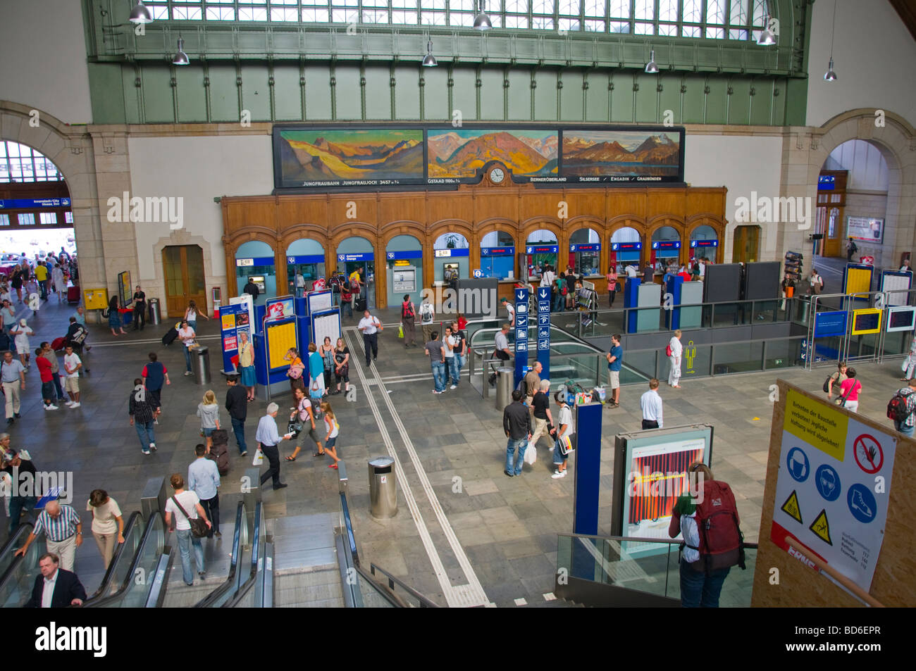 Basel / Basel, Schweiz. Basel SBB-Bahnhof - wichtigsten Schalterhalle Stockfoto