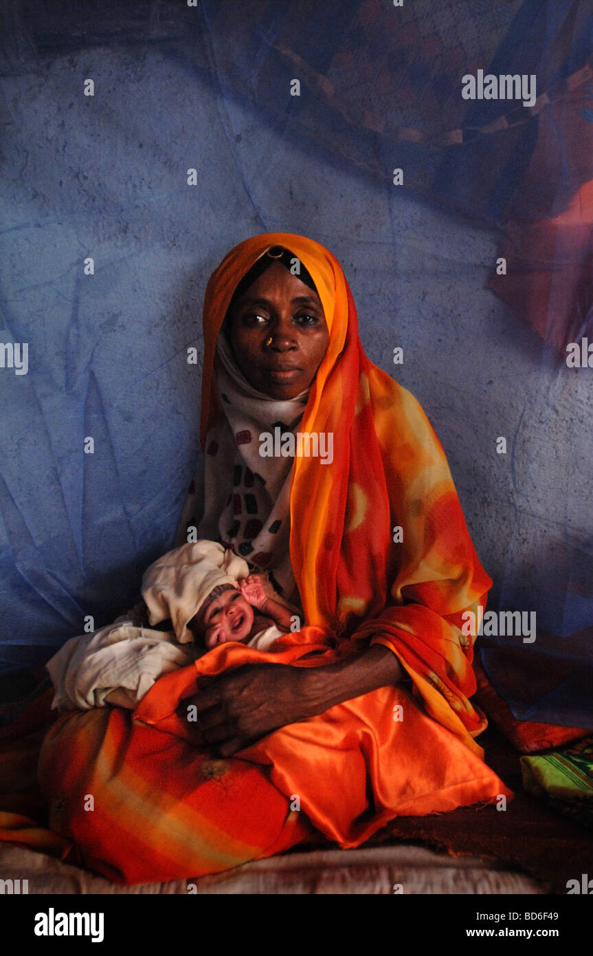 Kadija besucht Fatna Adem 28 nur wenige Tage nachdem sie ihr die Geburt eines Mädchens in einem Dorf in Barentu Eritrea geholfen Stockfoto