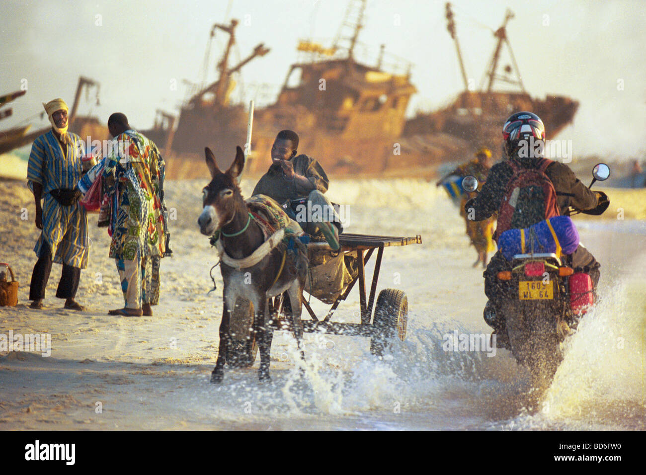 Die Leute reisen entlang der Küste in Westafrika. (Foto von Ami Vitale) Stockfoto