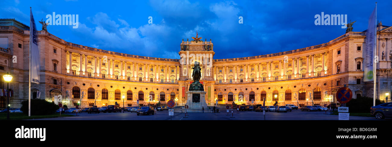 Panorama Österreichische Nationalbibliothek ÖNB im Wiener Hofburg Court Palace am Abend. Stockfoto