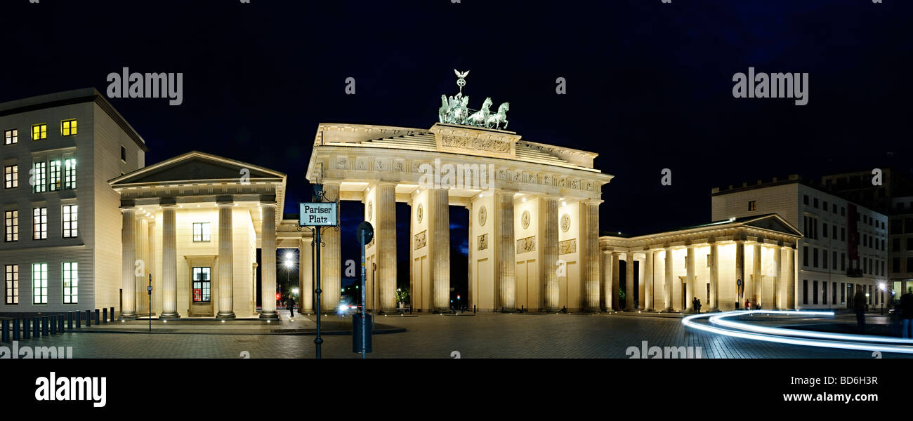 Hochauflösende Panorama des Brandenburger Tors in der Nacht vom Pariser Platz. Stockfoto