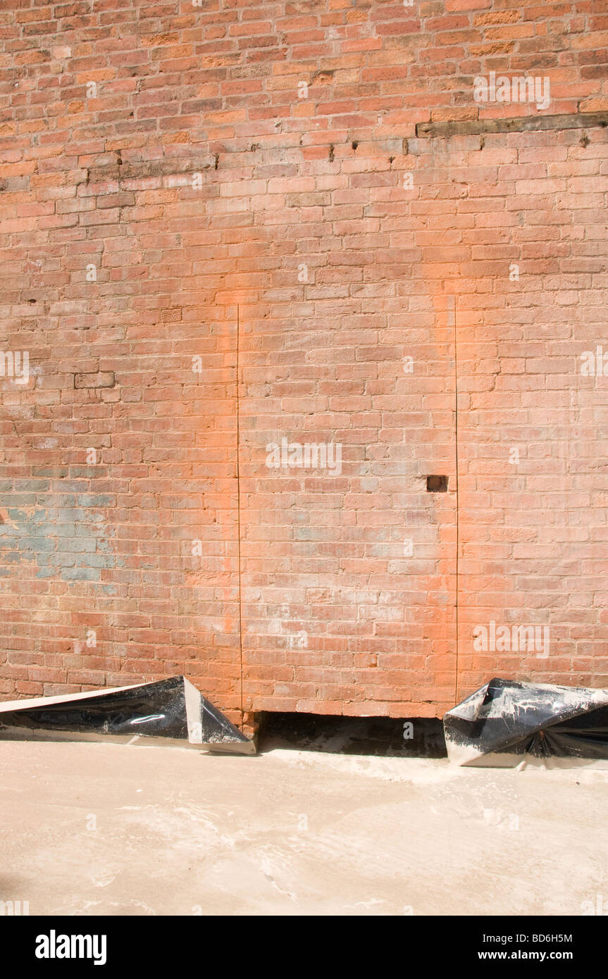 Mauerwerk aus neue Tür hacken vorbereitet Stockfoto