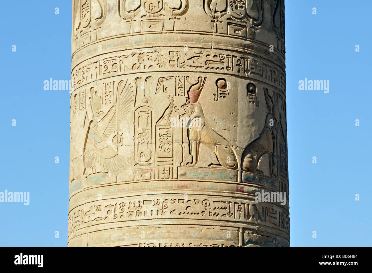 Nahaufnahme des Pfeilers in ruiniert römischen Vorhof des Tempels von Haroeris und Sobek in Kom Ombo Ägypten Stockfoto