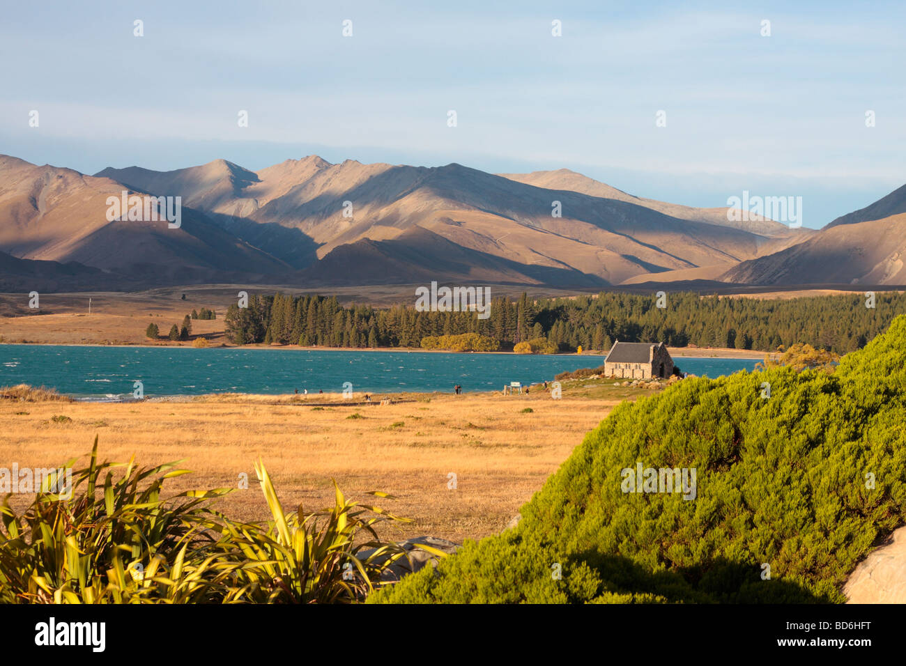 Blick über Lake Tekapo mit der Kirche des guten Hirten an der Küste Neuseeland Stockfoto