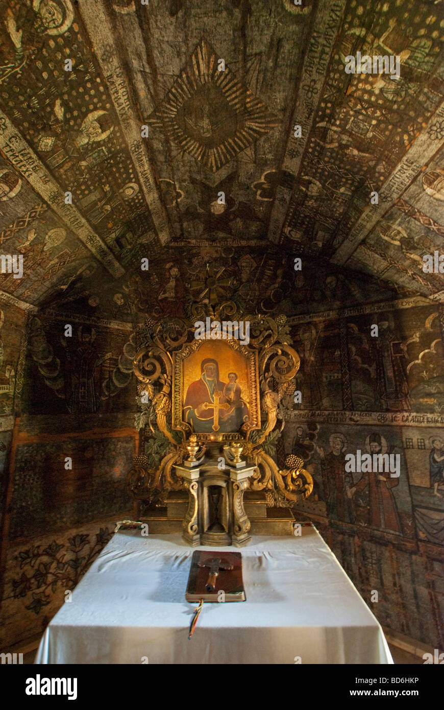 Rumäniens Wooden 14. Jahrhundert Greco-katholische Kirche, Innenraum-Symbol und religiöse Gemälde in Ieud in Maramures Grafschaft Stockfoto
