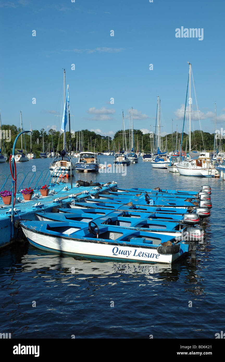 Motor Boote vertäut, Christchurch, Dorset, England, UK Stockfoto