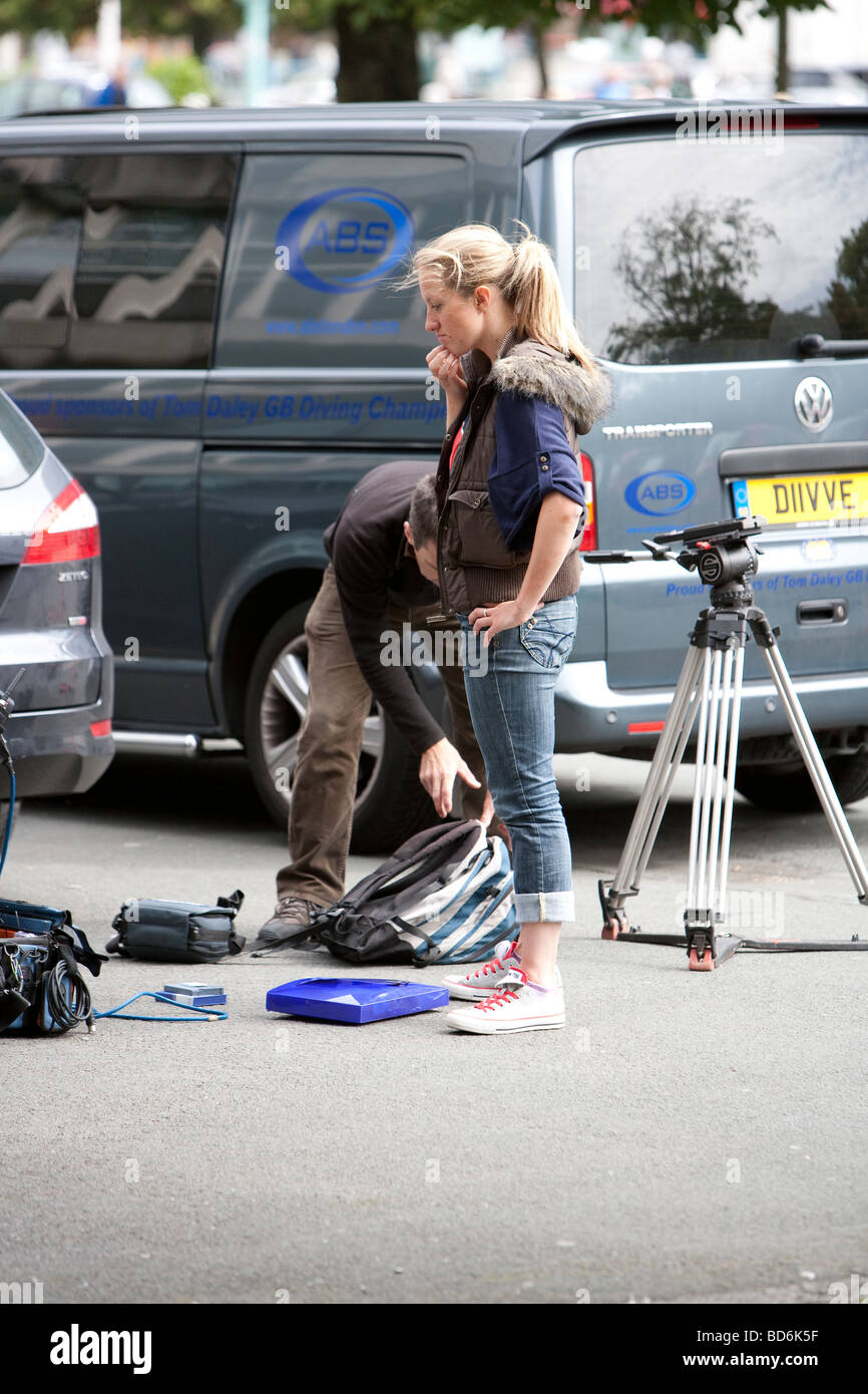 BBC Blue Peter TV Crew entladen Dreharbeiten Kit zum Film Tom Daley im Civic Centre in Plymouth, Devon, England, UK Stockfoto