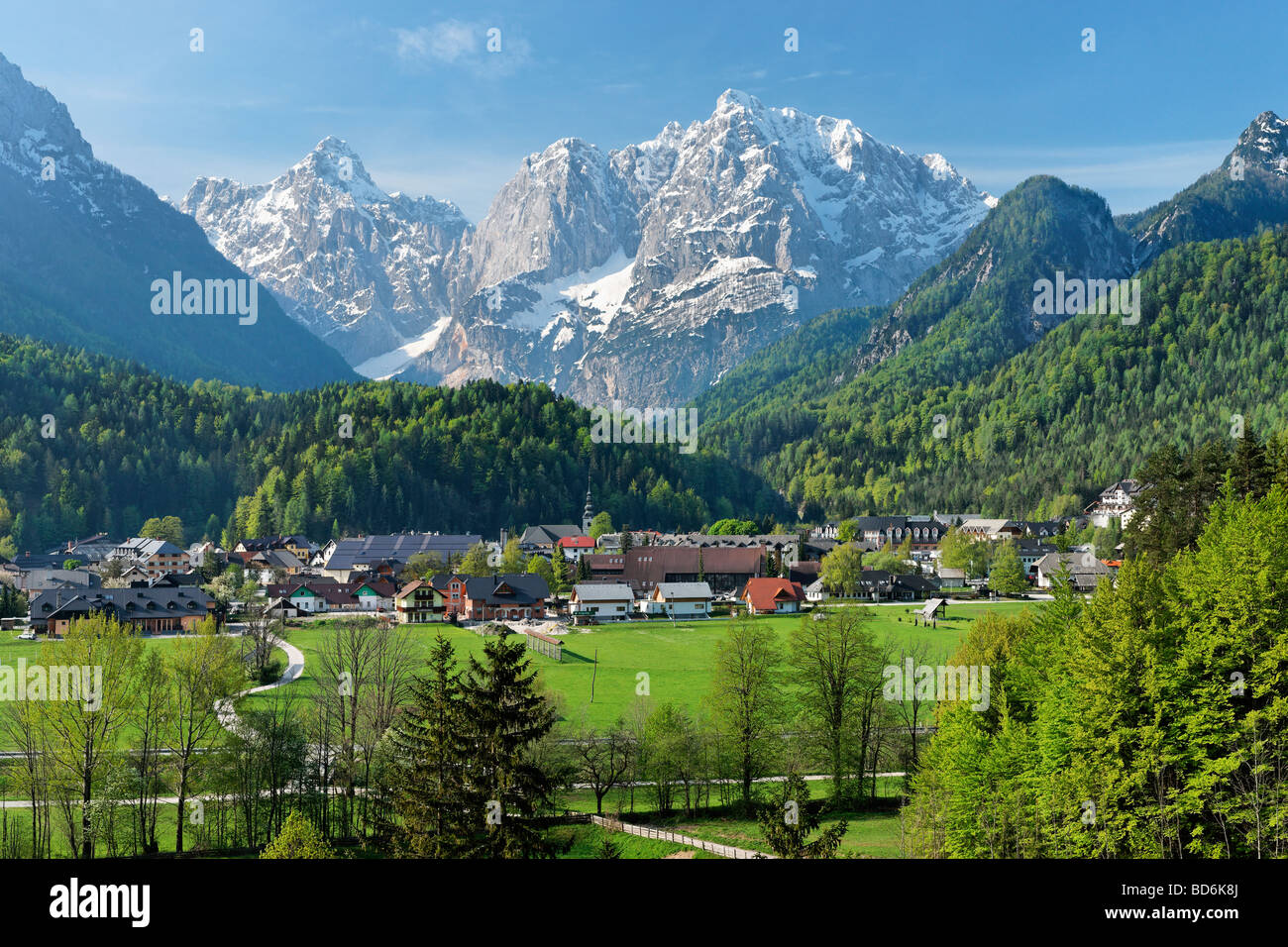 Blick über Kranjska Gora, Prisank in den Julischen Alpen, Gorenjska, Slowenien. Stockfoto