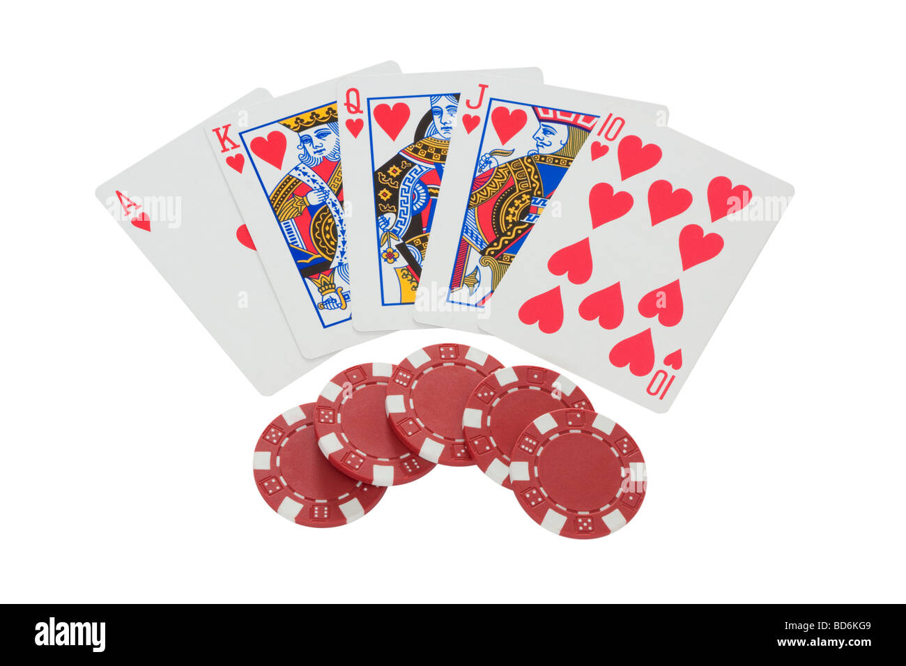 Royal Flush Herzen und fünf roten Pokerchips isoliert auf weißem Hintergrund. Stockfoto