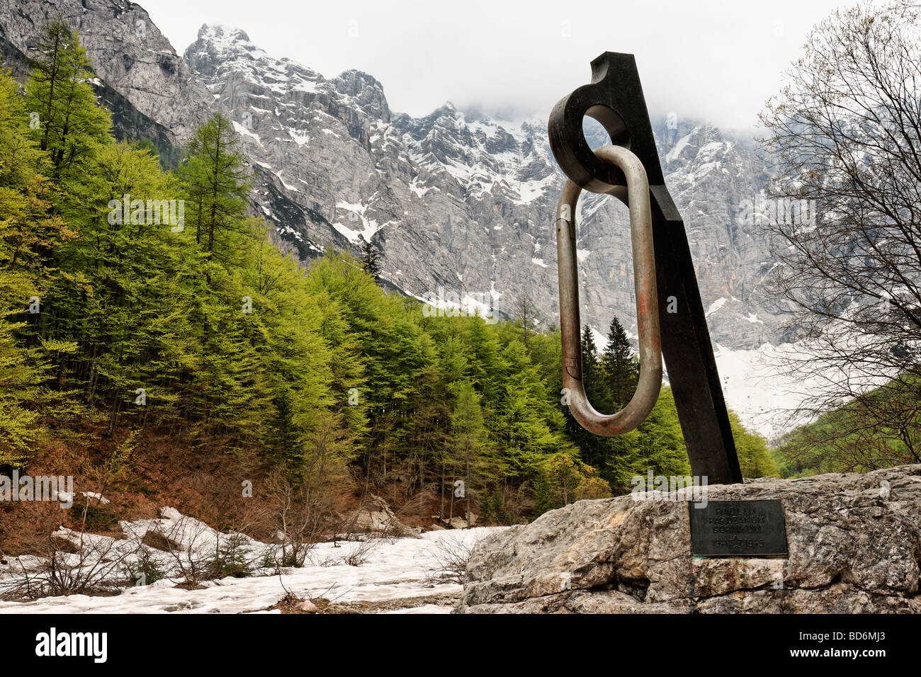 Kriegerdenkmal für die Bergsteiger Partisanen Jugoslawiens im Vrata Tal in der Nähe von Mojstrana, Gorenjska, Slowenien. Stockfoto