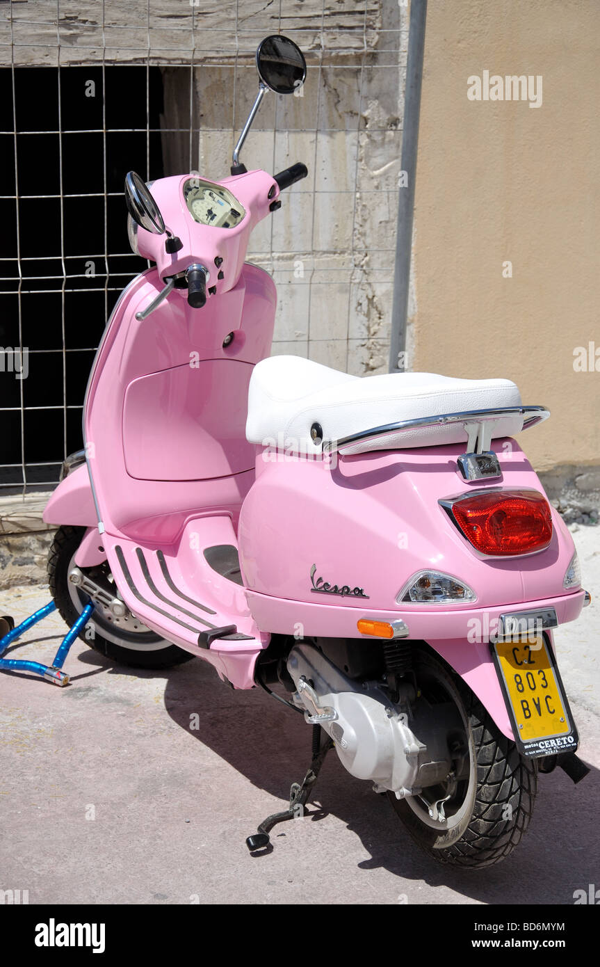 Rosa Vespa-Roller, Nerja, Costa del Sol, Provinz Malaga, Andalusien, Spanien Stockfoto